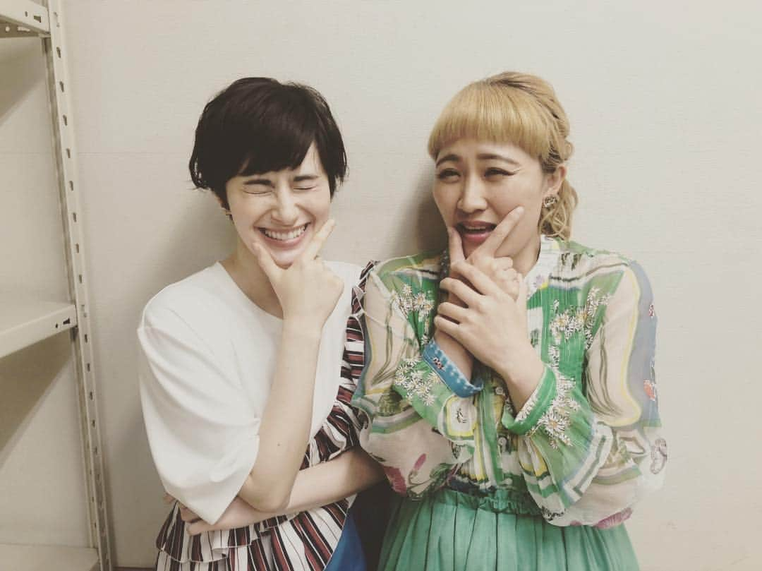 丸山桂里奈さんのインスタグラム写真 - (丸山桂里奈Instagram)「ザ・因縁をご覧いただき、ありがとうございます🤭⚽️だいすきなホランちゃんと❤️顔が小さすぎる。頭良すぎる。いつも優しくて声かけてくれてだいすきすぎる❤️ そして奈々ちゃんとの因縁でしたが、、、 スッキリし、奈々ちゃんの気持ちを聞くことができ素晴らしくありがたかったです。私はアスファルトに吸い付いてるくらいの人間ですから、、、兎にも角にも奈々ちゃんの背中を見て刺激をもらい頑張れてます🙆‍♀️奈々ちゃんありがとー。これからもよろしくお願いいたします👏👏👏😃😃 今日は朝の収録から、松山に前乗りで明日はKIRINさんのサッカー教室です。帰宅してすぐにCM撮りなのではりきりでいきたいとおもいます🙆‍♀️😃 いつもみんなが笑顔でと願う日々〜 おやすみなさい。  #ザ・因縁 #TBS #鈴木奈々ちゃん #スッキリ一番 #だいすき #大きい背中 #私がクラゲなら #奈々ちゃんは神様 #これからもよろしくお願いします #ホラン千秋さん #だいすき #良き理解者 #いつも優しくしてくれてありがとう #早くご飯へ #いい意味で #インスタバエ」3月23日 0時32分 - karinamaruyama