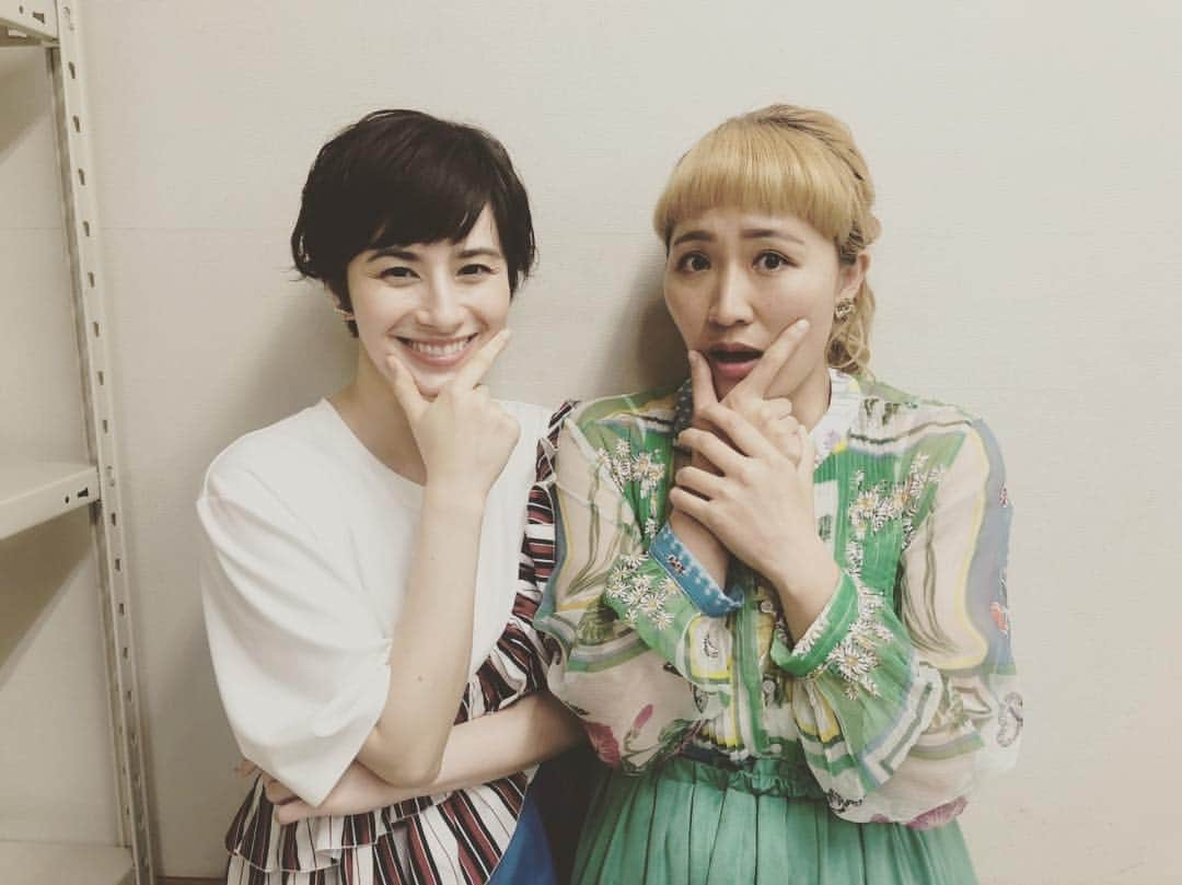 丸山桂里奈さんのインスタグラム写真 - (丸山桂里奈Instagram)「ザ・因縁をご覧いただき、ありがとうございます🤭⚽️だいすきなホランちゃんと❤️顔が小さすぎる。頭良すぎる。いつも優しくて声かけてくれてだいすきすぎる❤️ そして奈々ちゃんとの因縁でしたが、、、 スッキリし、奈々ちゃんの気持ちを聞くことができ素晴らしくありがたかったです。私はアスファルトに吸い付いてるくらいの人間ですから、、、兎にも角にも奈々ちゃんの背中を見て刺激をもらい頑張れてます🙆‍♀️奈々ちゃんありがとー。これからもよろしくお願いいたします👏👏👏😃😃 今日は朝の収録から、松山に前乗りで明日はKIRINさんのサッカー教室です。帰宅してすぐにCM撮りなのではりきりでいきたいとおもいます🙆‍♀️😃 いつもみんなが笑顔でと願う日々〜 おやすみなさい。  #ザ・因縁 #TBS #鈴木奈々ちゃん #スッキリ一番 #だいすき #大きい背中 #私がクラゲなら #奈々ちゃんは神様 #これからもよろしくお願いします #ホラン千秋さん #だいすき #良き理解者 #いつも優しくしてくれてありがとう #早くご飯へ #いい意味で #インスタバエ」3月23日 0時32分 - karinamaruyama