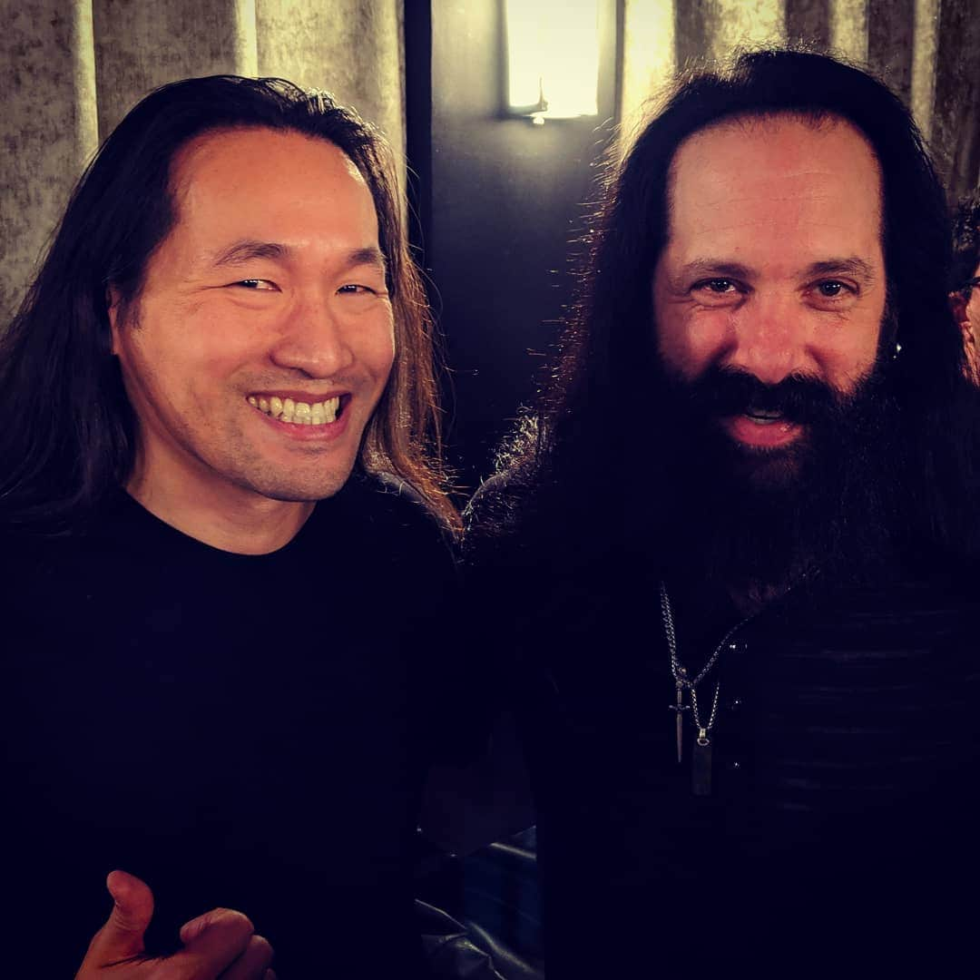 ハーマン・リさんのインスタグラム写真 - (ハーマン・リInstagram)「With guitar wizard @johnpetrucciofficial of @dreamtheaterofficial. His guitar playing and musicianship is unreal! They are on tour right now for their new album! You don't want to miss it 👍🙂👌 Who also likes DT here? I was in their fan club many years ago. 😁  @dragonforcehq #dragonforce #dreamtheater #hermanli #johnpetrucci #guitarist」3月23日 0時40分 - hermanli