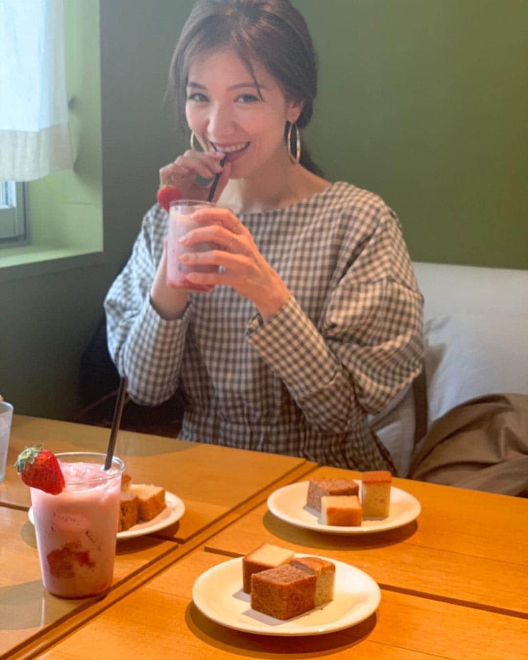 上原歩さんのインスタグラム写真 - (上原歩Instagram)「やっぱり大好きなストロベリードリンクを飲んで打ち合わせも順調🍓 シンシアガーデンは食べ物はどれも身体に優しくて心が満たされる♡ みんな食に詳しくて勉強になります☺︎ そうそう。 今日初めてインスタライブをしました😄 かなりのノリでなんの内容も無かったけど見に来てくれた皆さんありがとうございました♡楽しかった🐵 ・ #love #happy #life #food #vio #instagood」3月23日 0時43分 - ayumiuehara