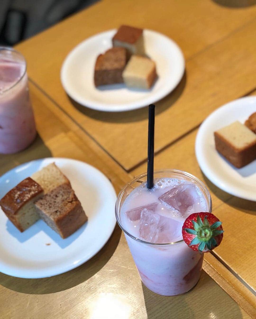 上原歩さんのインスタグラム写真 - (上原歩Instagram)「やっぱり大好きなストロベリードリンクを飲んで打ち合わせも順調🍓 シンシアガーデンは食べ物はどれも身体に優しくて心が満たされる♡ みんな食に詳しくて勉強になります☺︎ そうそう。 今日初めてインスタライブをしました😄 かなりのノリでなんの内容も無かったけど見に来てくれた皆さんありがとうございました♡楽しかった🐵 ・ #love #happy #life #food #vio #instagood」3月23日 0時43分 - ayumiuehara