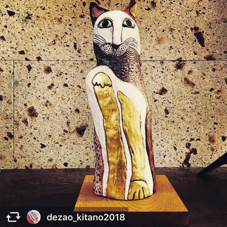 デザオ建設北野展示場さんのインスタグラム写真 - (デザオ建設北野展示場Instagram)「八瀬の猫猫寺をご存知ですか？徘徊するにゃんこの住職見習いにかまってもらえる（かもしらない）本邦初にゃんこのテーマパーク的カフェのようなショップのような。でも、ルーツは仏絵にありながら自由でカッコいい作風のお父様、猫作家の息子さん、フェルト作家のお母様な作品に出会えるギャラリー！でもあるのです。 #暮らしの中の工芸展 今度の日曜日まで、例えるなら男前の着物のような。箔使いなど職人ルーツの方ならではのきっぱりした扱いがシャープな 加悦徹 さんの作品と 、息子さんの 加悦雅乃 さんのスリリングな招き猫を、様々な形の和紙照明 折灯華 とともに。モデルハウスのとこしえでご覧いただけます。アートのある生活空間に是非会いに来てください #猫猫寺 #京都表具協同組合 #加悦徹さん #加悦雅乃さん #ネコ作家 #猫猫寺  #つなぐモデルハウスとこしえ  #デザオ建設北野展示場  #デザオ建設 #DEZAO  #DsLABO #京都 #リノベーション #リフォーム  #リノベ #注文住宅  #家 #住宅 #建築 #暮らし #マイホーム#インテリア #デザイン #家づくり #木の家#和風モダン #上七軒」3月23日 0時43分 - dezao_kitano2018