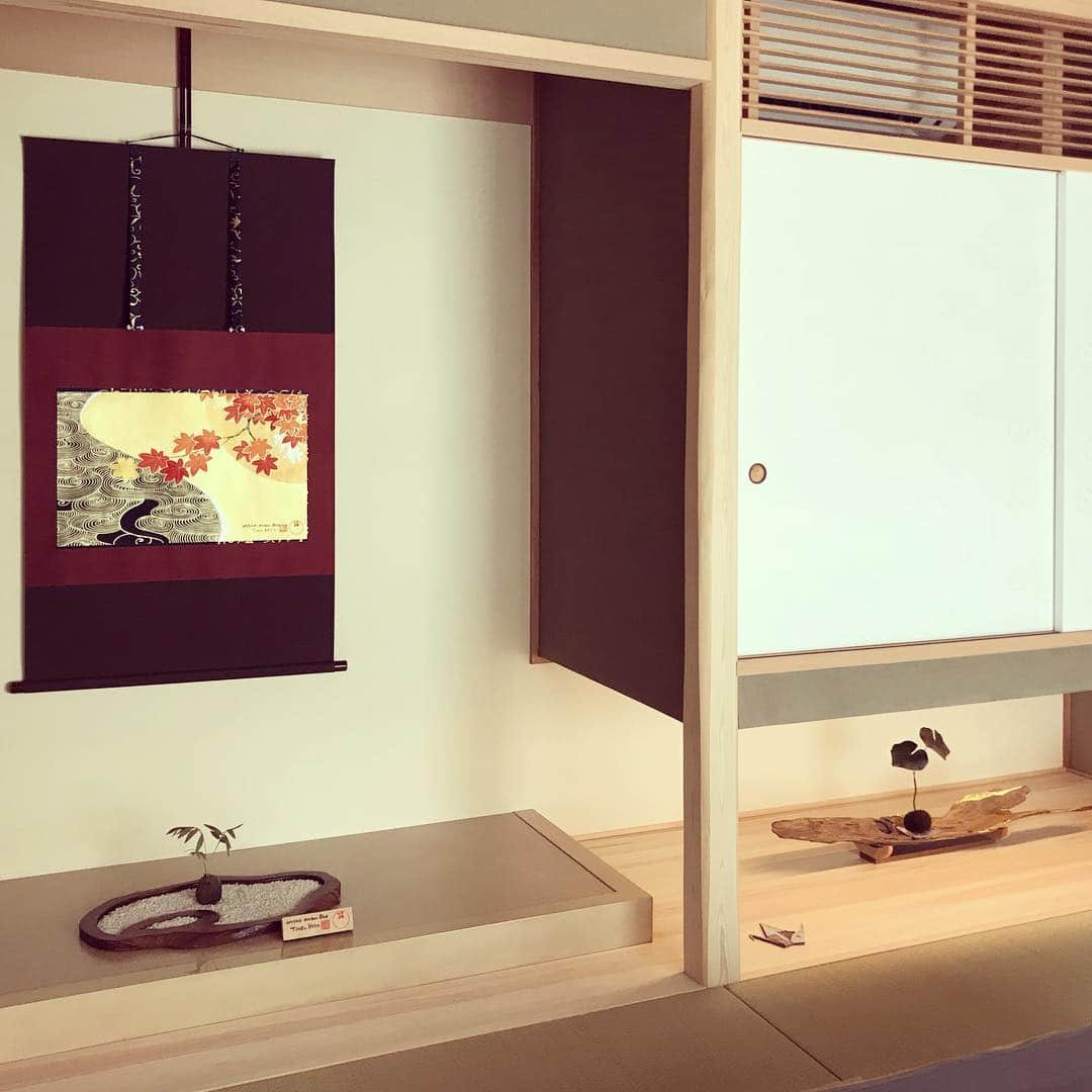 デザオ建設北野展示場さんのインスタグラム写真 - (デザオ建設北野展示場Instagram)「八瀬の猫猫寺をご存知ですか？徘徊するにゃんこの住職見習いにかまってもらえる（かもしらない）本邦初にゃんこのテーマパーク的カフェのようなショップのような。でも、ルーツは仏絵にありながら自由でカッコいい作風のお父様、猫作家の息子さん、フェルト作家のお母様な作品に出会えるギャラリー！でもあるのです。 #暮らしの中の工芸展 今度の日曜日まで、例えるなら男前の着物のような。箔使いなど職人ルーツの方ならではのきっぱりした扱いがシャープな 加悦徹 さんの作品と 、息子さんの 加悦雅乃 さんのスリリングな招き猫を、様々な形の和紙照明 折灯華 とともに。モデルハウスのとこしえでご覧いただけます。アートのある生活空間に是非会いに来てください #猫猫寺 #京都表具協同組合 #加悦徹さん #加悦雅乃さん #ネコ作家 #猫猫寺  #つなぐモデルハウスとこしえ  #デザオ建設北野展示場  #デザオ建設 #DEZAO  #DsLABO #京都 #リノベーション #リフォーム  #リノベ #注文住宅  #家 #住宅 #建築 #暮らし #マイホーム#インテリア #デザイン #家づくり #木の家#和風モダン #上七軒」3月23日 0時43分 - dezao_kitano2018