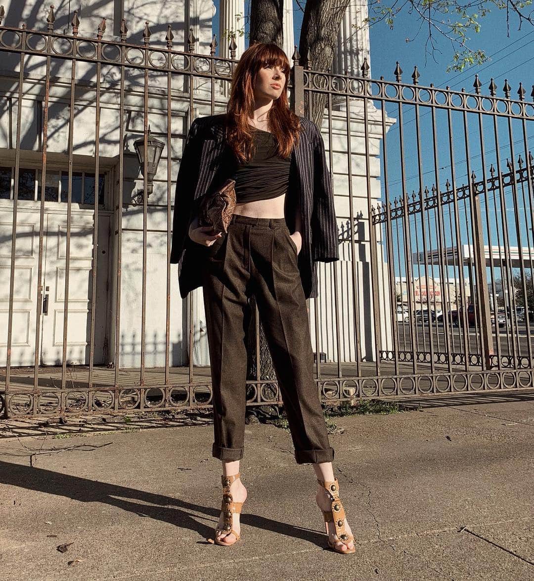 ジェーン・アルドリッジのインスタグラム：「I love a pleated trouser what can I say 😌 vintage @escadaofficial pants with thrifted blazer with @azzedinealaiaofficial shoes and @maisonmargiela bag.」