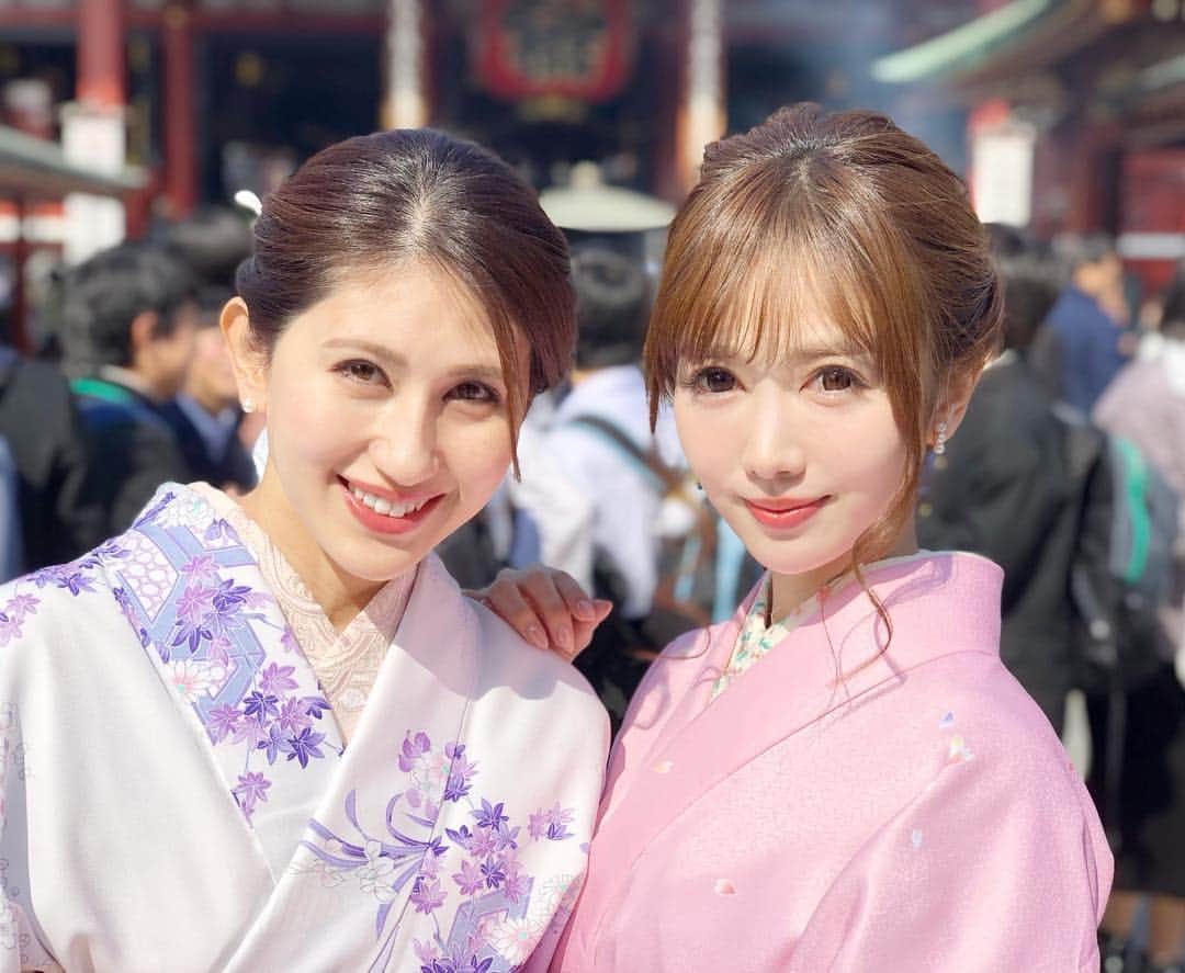 関有美子のインスタグラム：「🌸🌸🌸🌸🌸 . 先日 大好きなセレブママ(たぶん怒られるw) @ayaka_happysmile と着物Day✨ . . 浅草のレンタル着物をして ぶらり散歩してみました💕 2人で淡い色合いの着物をチョイス👘 いいお天気で 顔が眩しそう〜🤗 . . 昔は苦しいな〜と思っていたのに 歳をとってきた証拠かな？ お着物を着てのお出掛け とても楽しかったです。 色々着てみたい気持ちになりました💕. . . #浅草#asakusa#asakusatemple#tokyo#japanesegirl#浅草寺#仲見世#mama#ママ友#三児ママ#二児ママ#レンタル着物#japan」