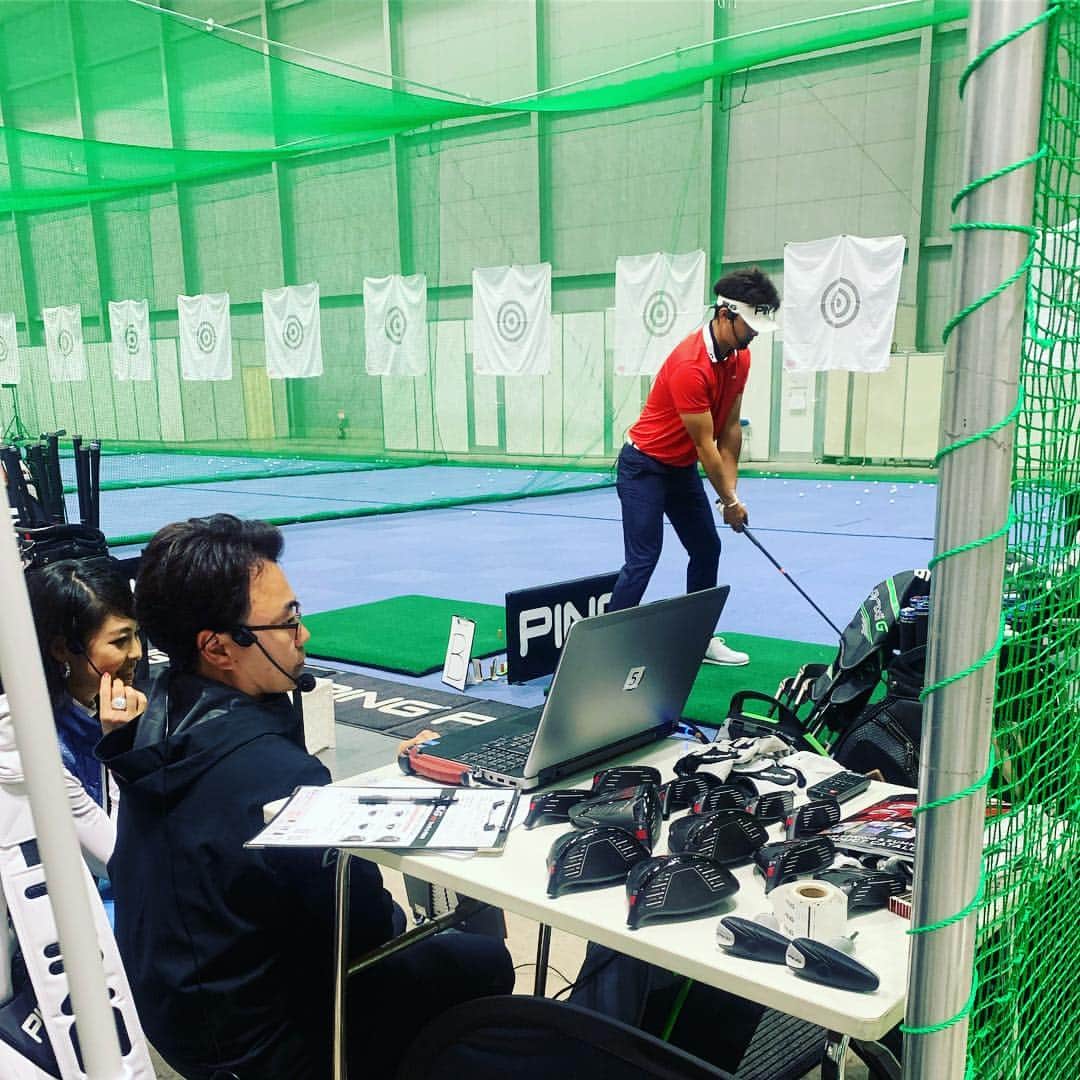 吉田玲奈さんのインスタグラム写真 - (吉田玲奈Instagram)「JAPAN  GOLF FAIR 2019 ⛳️ PING  GOLF JAPANのブースで17時〜は額賀辰徳プロとのトークショーでした✨昨日発売したばかりのG410ドライバー♩で試打していただき流石の300ヤード越え‼️真っ直ぐのボール速度は80に到達😲目の前で見られるなんて幸せです😋 明日もPING契約プロのトークショー是非観に来てくださいね✨😘 #ゴルフ #golf #ジャパンゴルフフェア2019 #額賀辰徳 プロ #ドライビングディスタンス１位  #飛ばし屋 #トークショー ゴルフ女子 #ping #pinggolfjapan #pinggolfwear #jgf #reinagolf」3月23日 0時44分 - reina.yoshida.ciel.1218