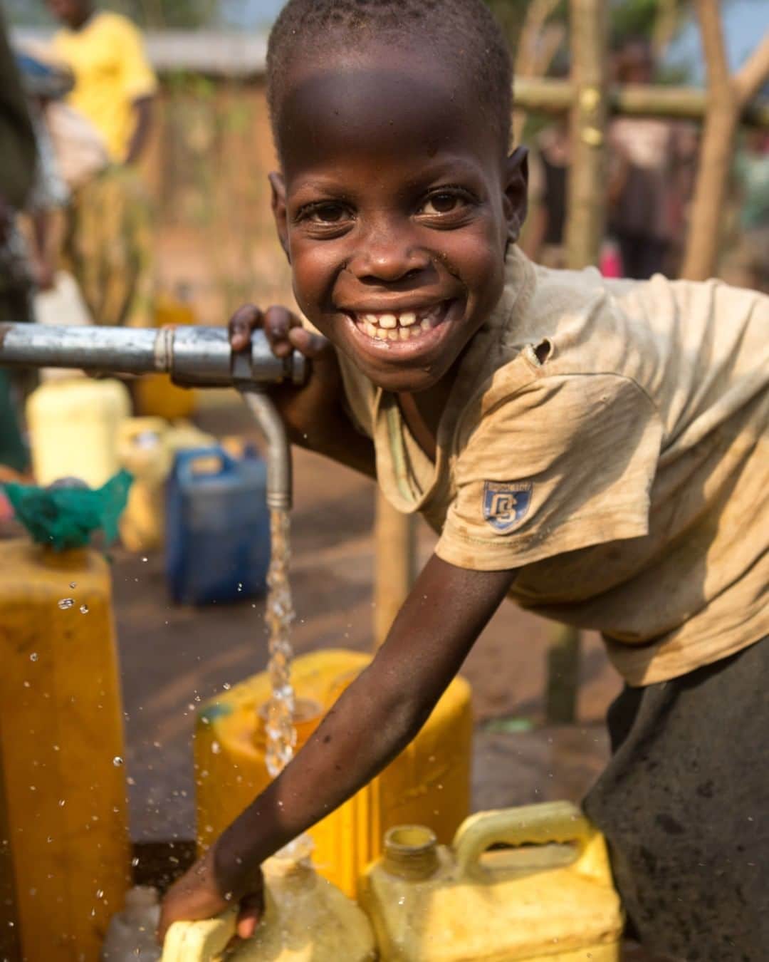 unicefさんのインスタグラム写真 - (unicefInstagram)「This little boy is shining with joy as he collects water from a UNICEF-supported pump in DR Congo. Clean water is his right. UNICEF’s water programmes are helping children avoid life-threatening diseases, attend school and have time to be children instead of walking hours to the nearest water source. Find out more by tapping the link in our profile.💧 #WorldWaterDay © UNICEF/UN052167/」3月23日 0時45分 - unicef