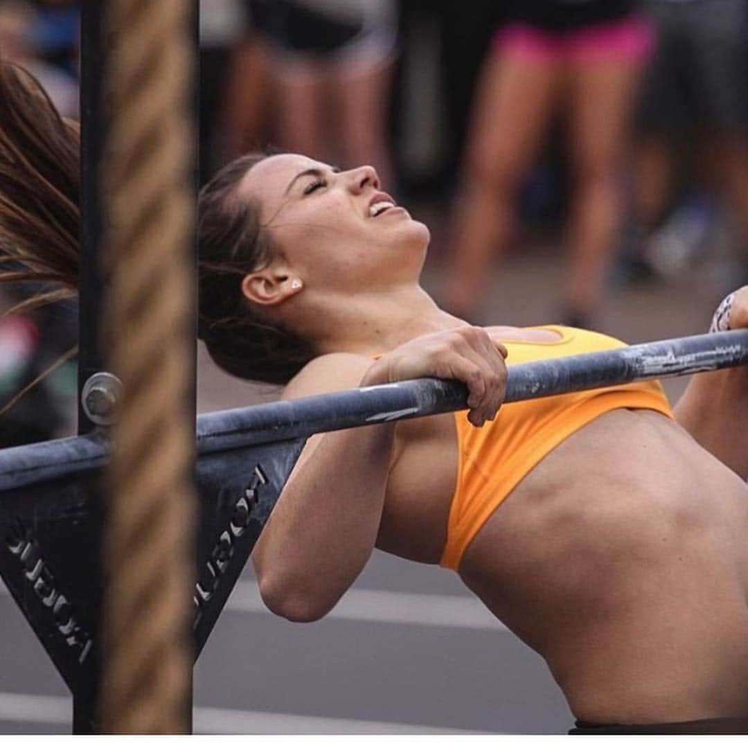 Camille Leblanc-Bazinetさんのインスタグラム写真 - (Camille Leblanc-BazinetInstagram)「Last week of the open! Just close you’re eyes and GO ⭐️ 💨 “ I don’t mind doing some thrusters and pull-ups... getting mentally ready for the lungs burn tho 🤪👌🏽⭐️ #workhard #beproud #besteffort #homestretch #intheopen #crossfit #fitness」3月23日 0時56分 - camillelbaz