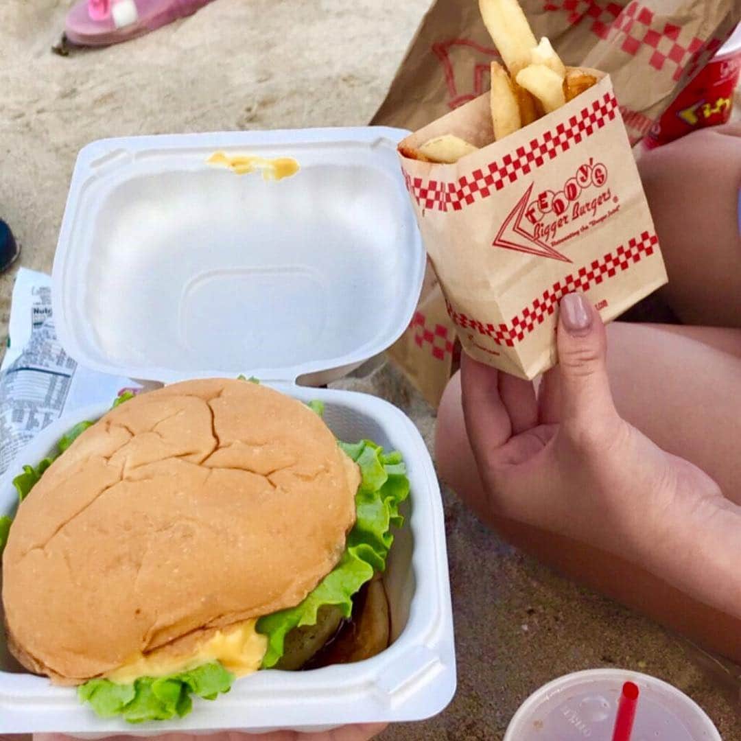 坂口莉果子さんのインスタグラム写真 - (坂口莉果子Instagram)「カイルアビーチ🏖 すごく綺麗だった 寒くて海には入れなかった😭 そして可愛い芝犬のkumaちゃんに遭遇やんちゃで本当可愛かった😆 ・ ・ ・ ・ ・ ・ ・ #hawaii  #kailua  #beach  #universitylife  #学生旅行  #卒業旅行  #ハワイ  #カイルアビーチ  #カイルア」3月23日 0時49分 - rikakosakaguchi