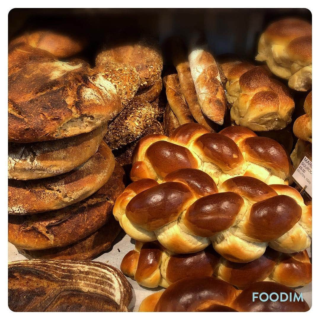 ナイジェラ・ローソンさんのインスタグラム写真 - (ナイジェラ・ローソンInstagram)「Beautiful Friday bread selection at @lafromagerieuk」3月23日 0時51分 - nigellalawson