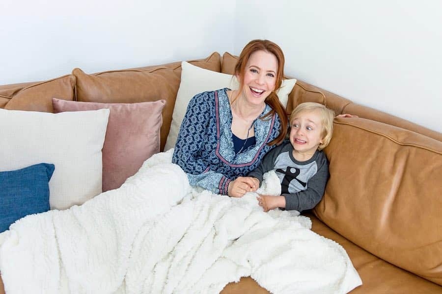 エイミー・デビッドソンさんのインスタグラム写真 - (エイミー・デビッドソンInstagram)「Couch cuddles with this little one👼🏼 • • So, we had a white couch. Our white couch was beautiful. We have a toddler. Our toddler is messy. A white couch and toddler = no longer a white couch... #sponsored • • • Sharing how I fell in love with @interiordefine on the blog and how @csodapop and I designed this “toddler friendly” dream couch. 😍 • • • 📷 @ographr ❤️」3月23日 1時04分 - amy_davidson