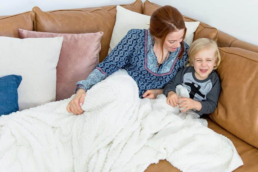 エイミー・デビッドソンさんのインスタグラム写真 - (エイミー・デビッドソンInstagram)「Couch cuddles with this little one👼🏼 • • So, we had a white couch. Our white couch was beautiful. We have a toddler. Our toddler is messy. A white couch and toddler = no longer a white couch... #sponsored • • • Sharing how I fell in love with @interiordefine on the blog and how @csodapop and I designed this “toddler friendly” dream couch. 😍 • • • 📷 @ographr ❤️」3月23日 1時04分 - amy_davidson