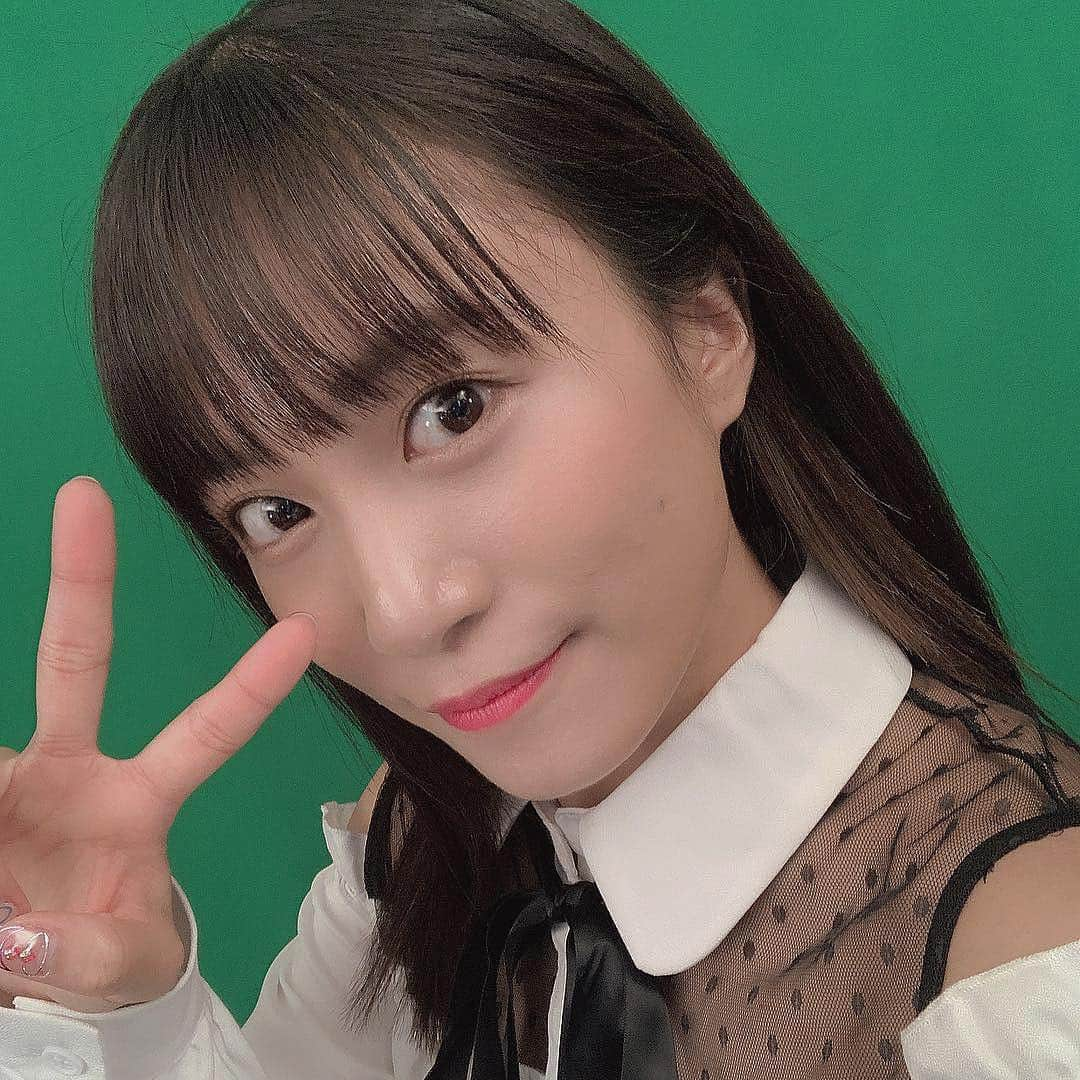 斉藤真木子さんのインスタグラム写真 - (斉藤真木子Instagram)「そういえばこの間、秘密の撮影した☺︎ 珍しい服。グリーンバック。ニヤニヤ。  コメ返するおんっ」3月23日 0時56分 - saitomakiko628