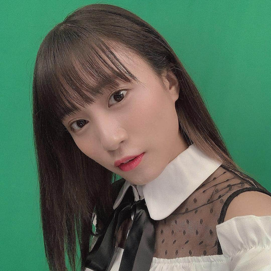 斉藤真木子さんのインスタグラム写真 - (斉藤真木子Instagram)「そういえばこの間、秘密の撮影した☺︎ 珍しい服。グリーンバック。ニヤニヤ。  コメ返するおんっ」3月23日 0時56分 - saitomakiko628