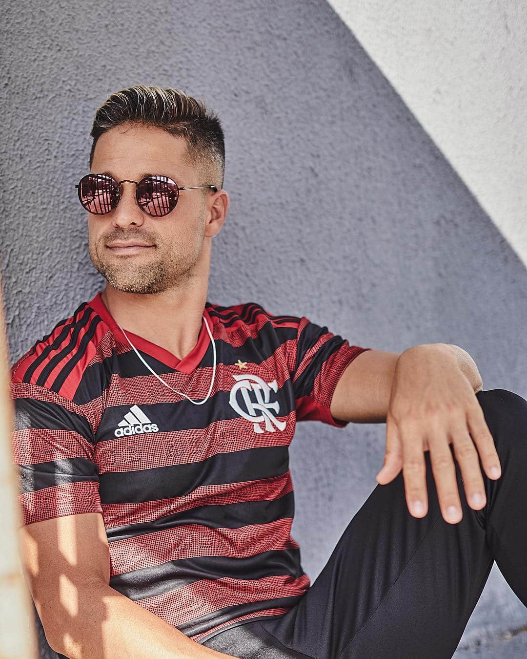 adidas Footballさんのインスタグラム写真 - (adidas FootballInstagram)「@Flamengo flair. Introducing the new 2019 Home kit, exclusively available through adidas and select retailer partners March 23. #DareToCreate . #Football #Soccer #adidasFootball」3月23日 0時59分 - adidasfootball