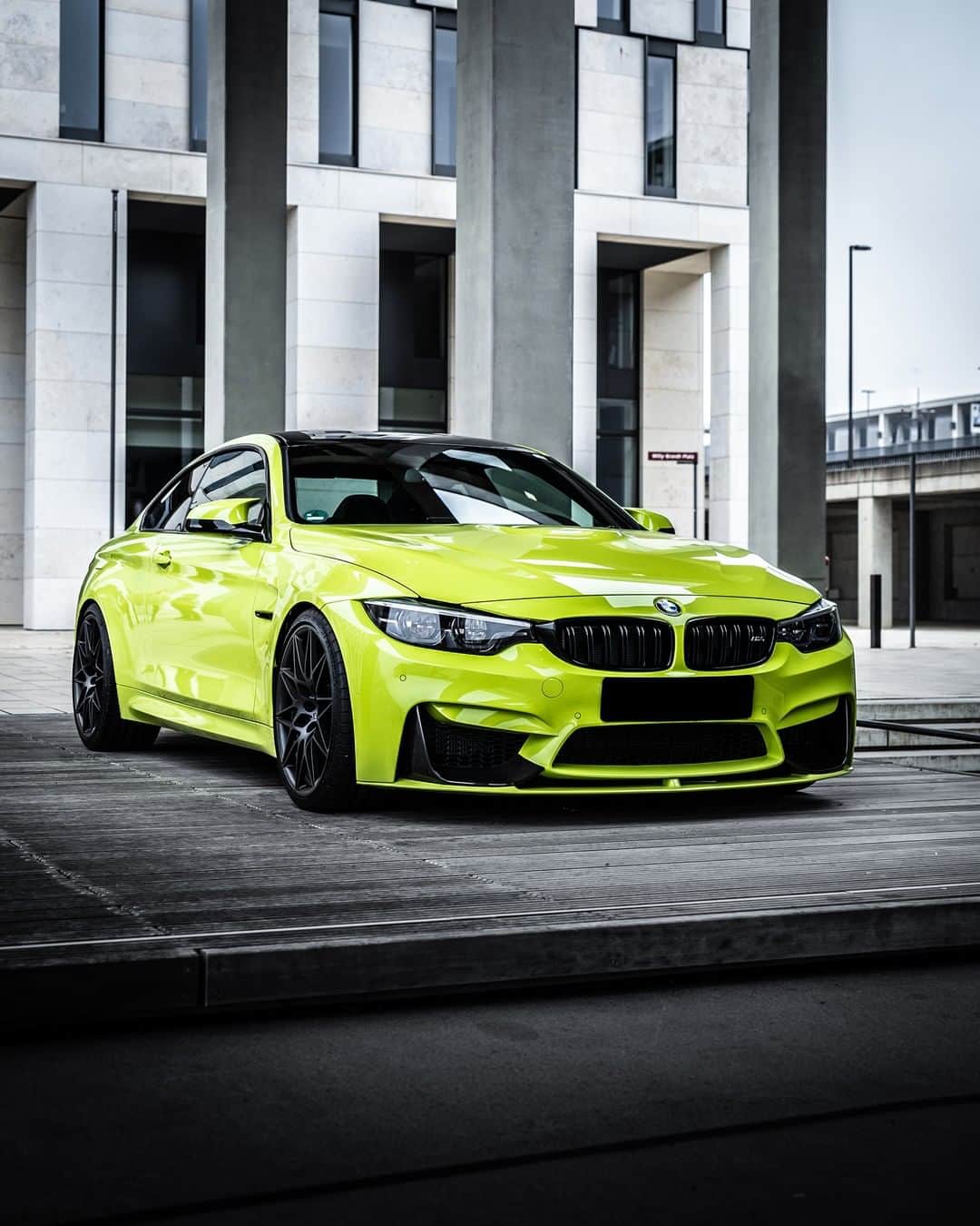 のインスタグラム：「Has the power to be bold.  The BMW M4 Coupé in BMW Individual Special Paint Birch Green.  #BMWrepost @m4neon @dschmdt #BMW #M4 #BMWM  __ BMW M4 Coupé: Fuel consumption in l/100 km (combined): 10.0 - 9.9. CO2 emissions in g/km (combined): 227 - 225. The values of fuel consumptions, CO2 emissions and energy consumptions shown were determined according to the European Regulation (EC) 715/2007 in the version applicable at the time of type approval. The figures refer to a vehicle with basic configuration in Germany and the range shown considers optional equipment and the different size of wheels and tires available on the selected model. The values of the vehicles are already based on the new WLTP regulation and are translated back into NEDC-equivalent values in order to ensure the comparison between the vehicles. [With respect to these vehicles, for vehicle related taxes or other duties based (at least inter alia) on CO2-emissions the CO2 values may differ to the values stated here.] The values of the vehicles are preliminary. The CO2 efficiency specifications are determined according to Directive 1999/94/EC and the European Regulation in its current version applicable. The values shown are based on the fuel consumption, CO2 values and energy consumptions according to the NEDC cycle for the classification. For further information about the official fuel consumption and the specific CO2 emission of new passenger cars can be taken out of the „handbook of fuel consumption, the CO2 emission and power consumption of new passenger cars“, which is available at all selling points and at https://www.dat.de/angebote/verlagsprodukte/leitfaden-kraftstoffverbrauch.html.」