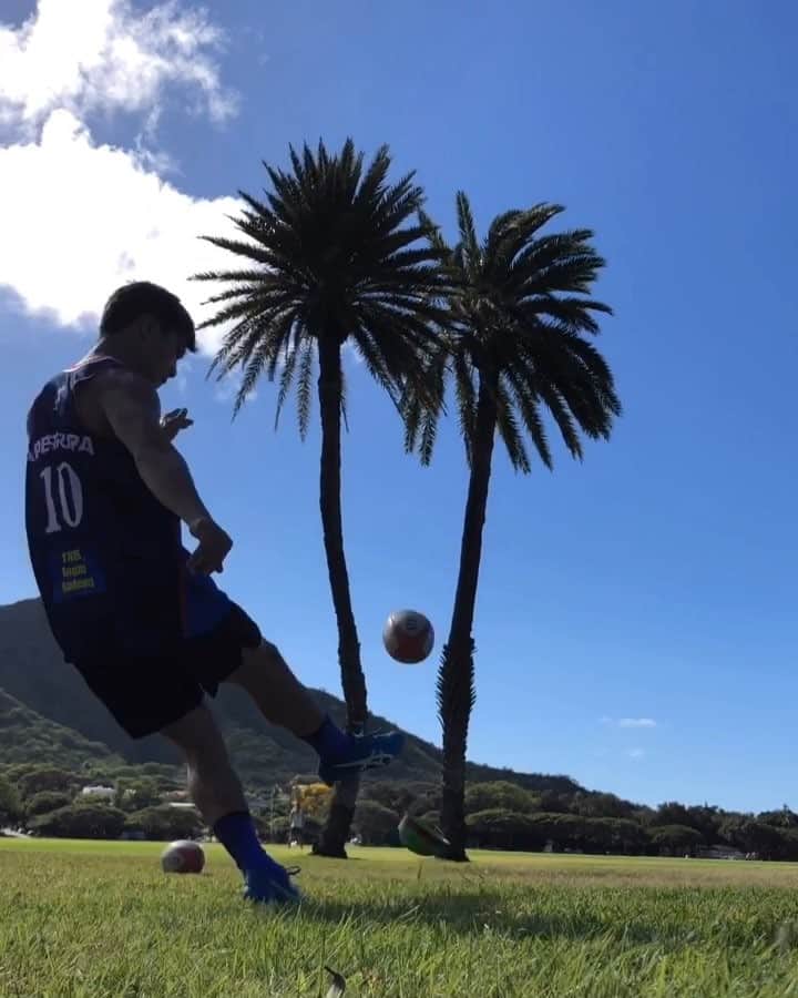 君島良夫のインスタグラム：「今年もヤシの木キック。昨日よりもうまくなるために練習あるのみ👟  PALM TREE SHOTS 🌴🏉🌴 Train every day to become a better version of me.  @japan_elite_kicking #JEK #DiamondHead」