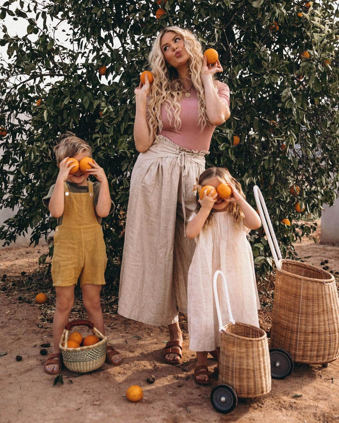 Amber Fillerup Clarkさんのインスタグラム写真 - (Amber Fillerup ClarkInstagram)「Pick, juice, drink 🍊🧡🍊」3月23日 1時07分 - amberfillerup