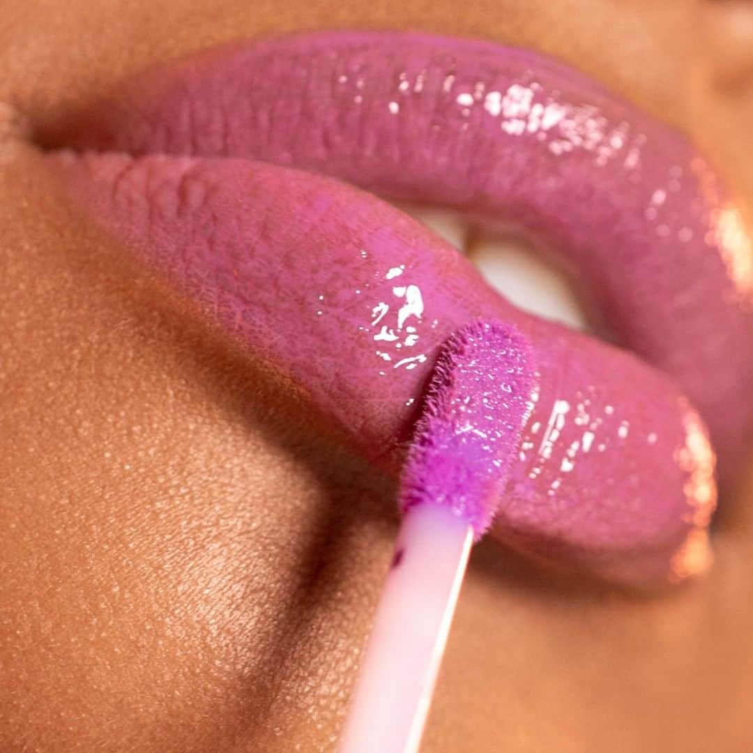 Smashboxのインスタグラム：「We have a gloss addiction, but we're ok with it 🤷🏻‍♀️ Tag your most gloss-obsessed friend 💯#CrueltyFree #LALooksGoodOnYou⠀⠀⠀⠀⠀⠀⠀⠀⠀ ⠀⠀⠀⠀⠀⠀⠀⠀⠀ Gloss Angeles in Self Promocean」
