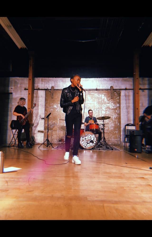 アジャ・ナオミ・キングのインスタグラム：「@miyakingmusic debut album out now 💥💥💥」