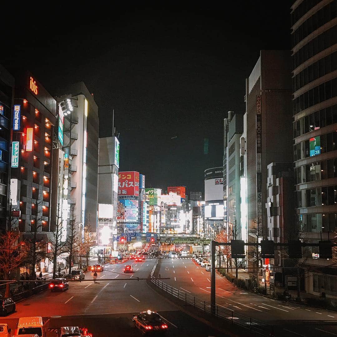 青柳尊哉さんのインスタグラム写真 - (青柳尊哉Instagram)「カラオケとかでよく見る景色。 #眠らない街 #新宿」3月23日 1時18分 - takaya_aoyagi