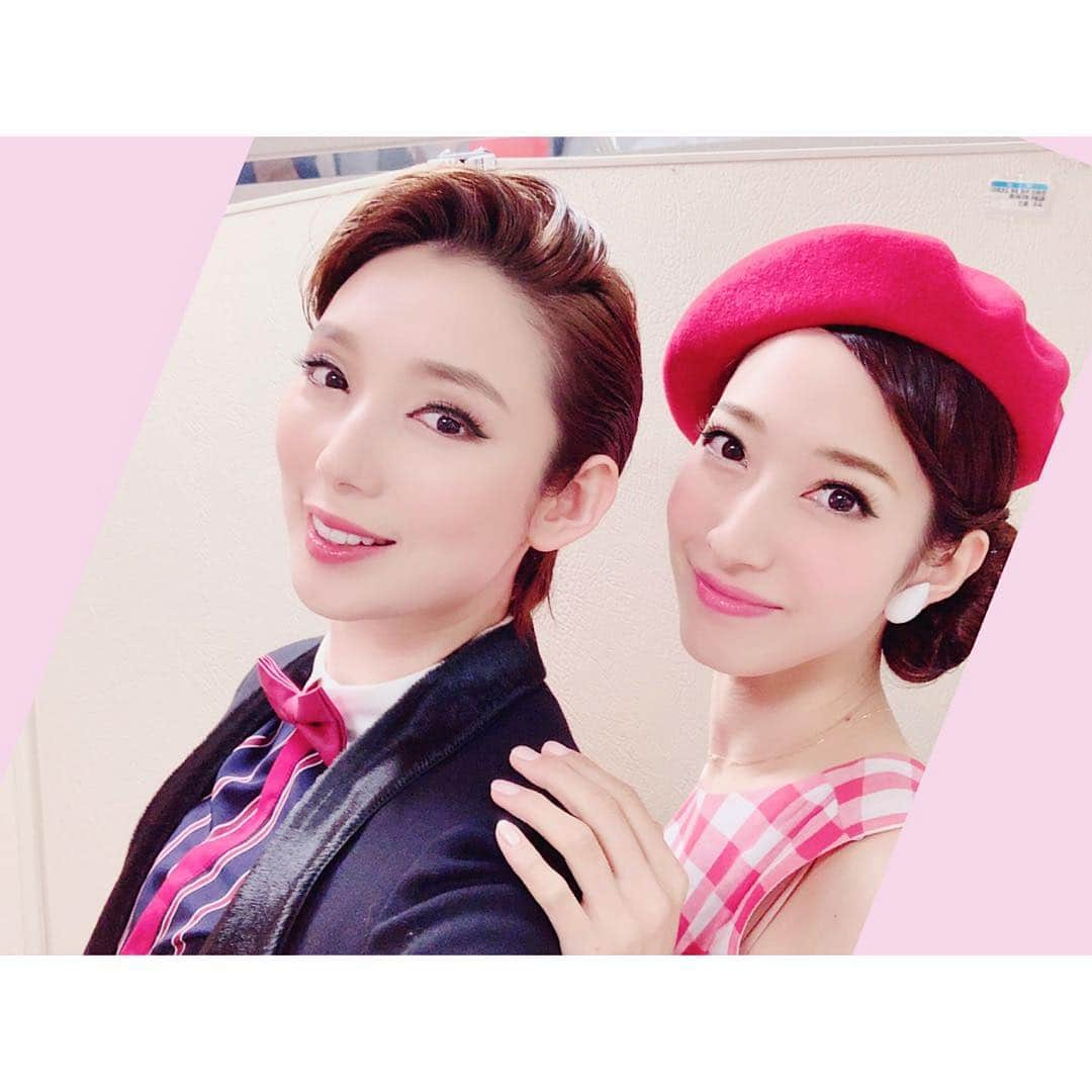 沙央くらまさんのインスタグラム写真 - (沙央くらまInstagram)「🎩ME AND MY GIRL🎀  本日無事にチャリティーコンサートおわりました❤️ すごく幸せで刺激的な時間をいただけた事、そして、ME AND MY GIRLを歌いながら、なんだか久々に宝塚の男役の気持ちになれて楽しかったです♪  異色な豪華メンバーでの愛の詰まったコンサートに参加させていただけて幸せでした♪  #沙央くらま #コマスタ #スタースペシャルライブ  #中野zero大ホール  #ミーマイ #ランベスウォーク」3月23日 1時20分 - kurama_sao