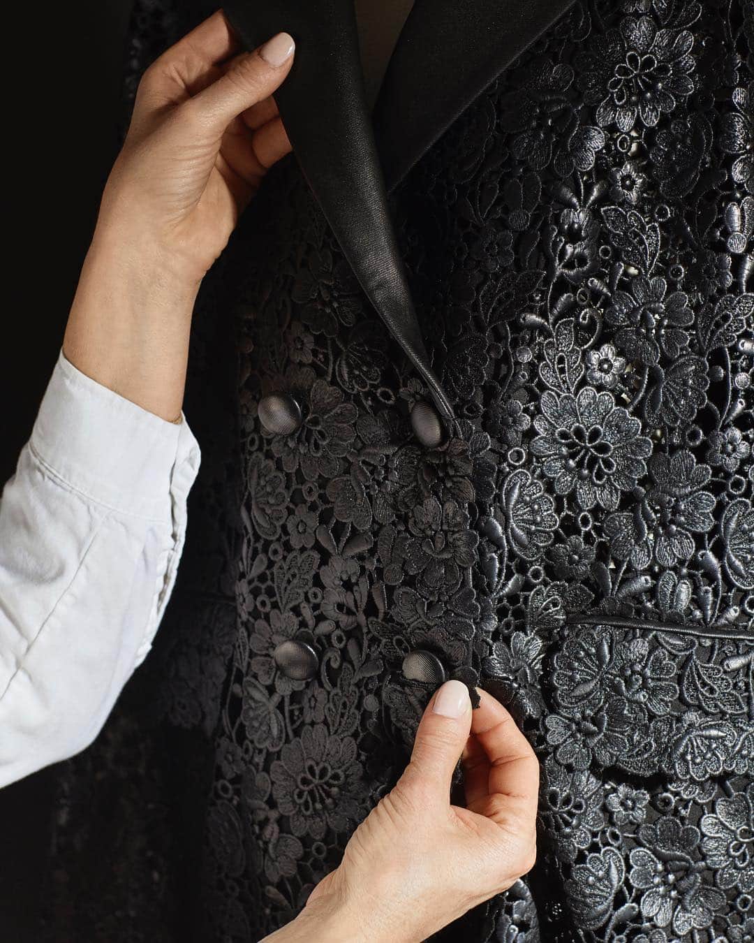 のインスタグラム：「Handcrafted to meet the highest standards, this is #ScervinoCoutureAPorter. . . #ScervinoSS19 #ErmannoScervino #ss19 #springsummer #sscollection #handmade #madeinitaly #couture #springsummer」