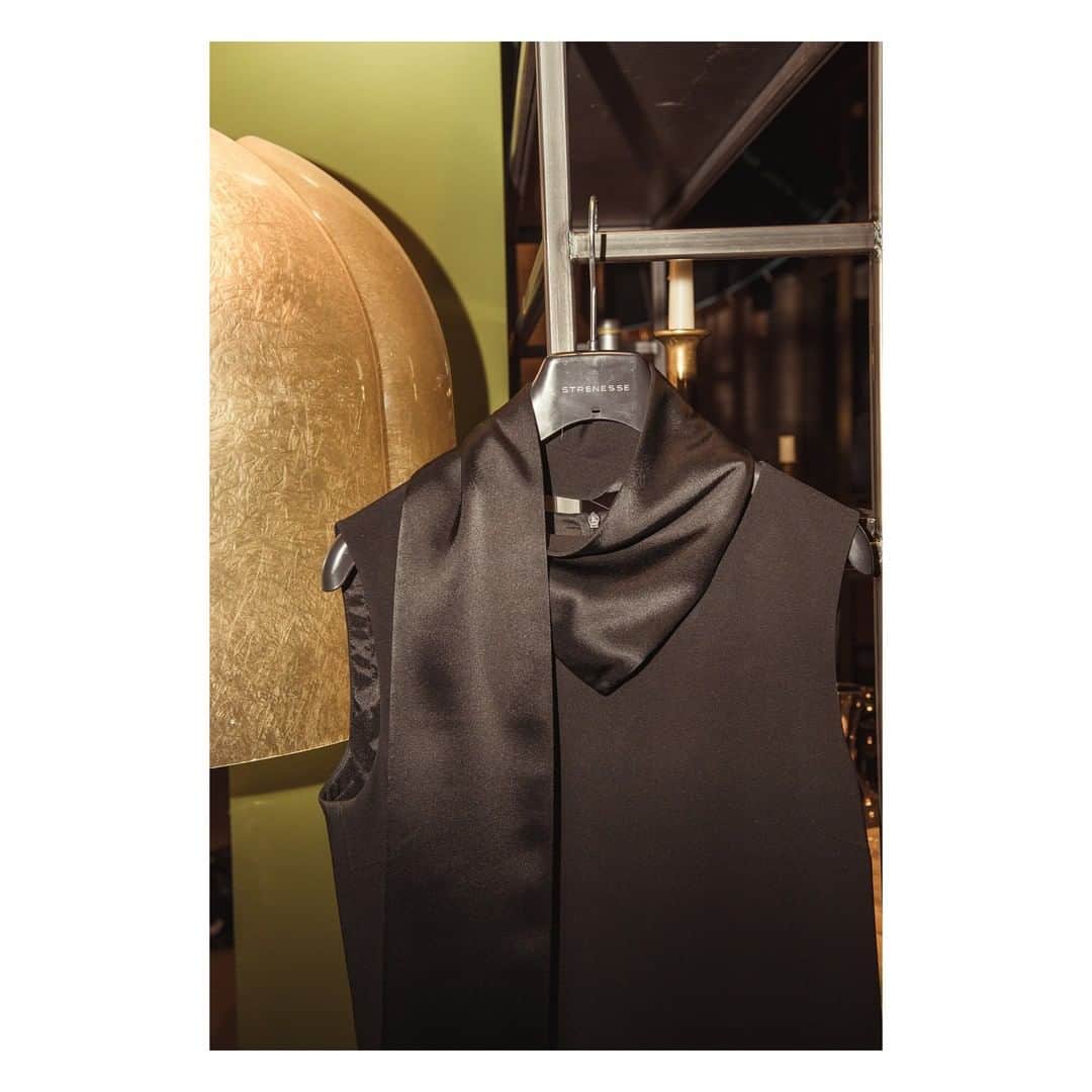 ストラネスさんのインスタグラム写真 - (ストラネスInstagram)「Always classy: the little black dress. Discover more elegant outfit ideas from our #STRENESSE Summer 2019 Collection now online.⁣ ⁣ ⁣ #strenesse #summer2019 #blackisbeautiful #dress #newarrivals #littleblackdress #fashioninspiration  #tailoring #friyay #elegance #fashionable #style #newcollection」3月23日 1時31分 - strenesse