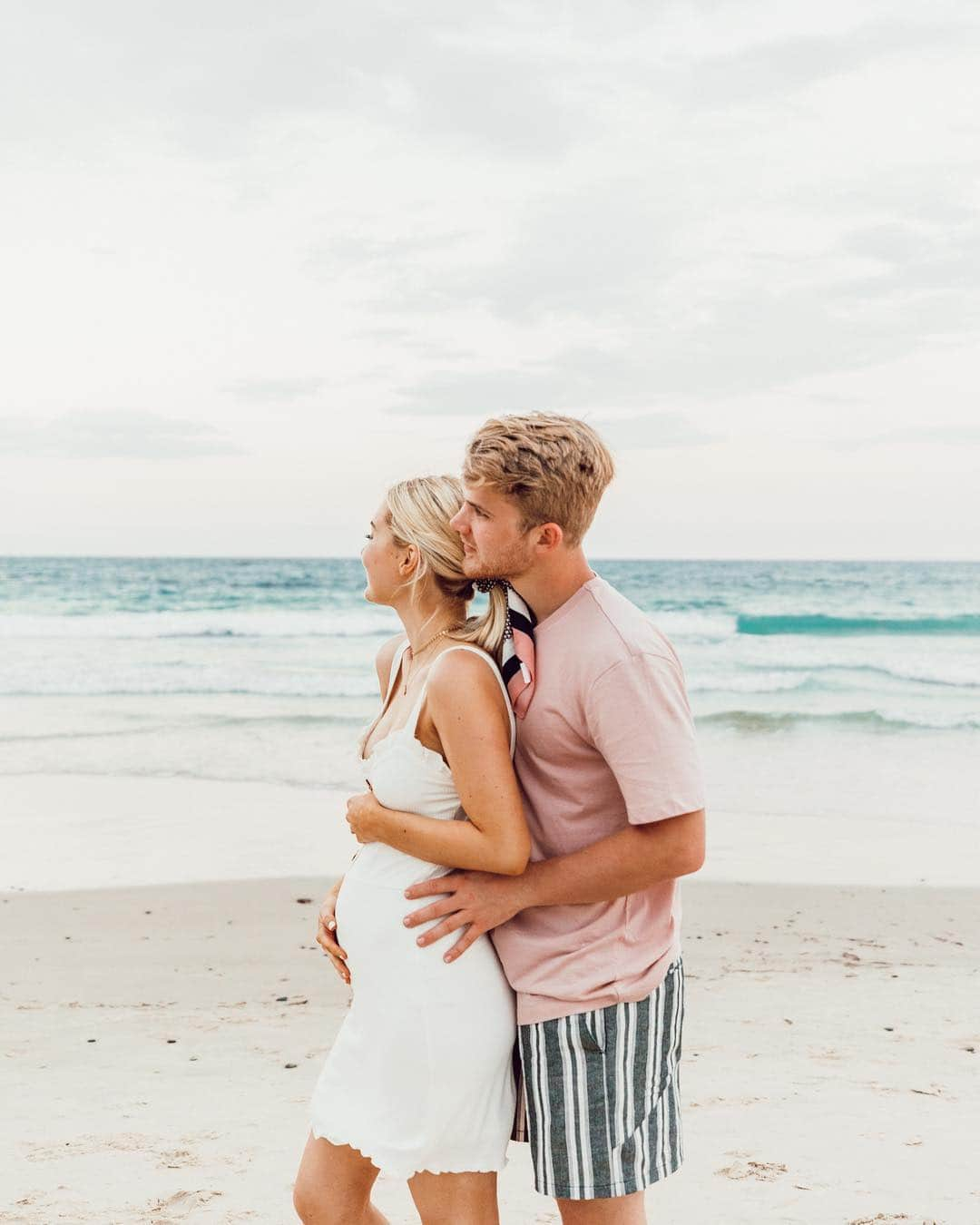 Aspyn Ovard Ferrisさんのインスタグラム写真 - (Aspyn Ovard FerrisInstagram)「Ending the day at the beach with my honey bear 🐻💕 #17weekspregnant」3月23日 1時26分 - aspynovard