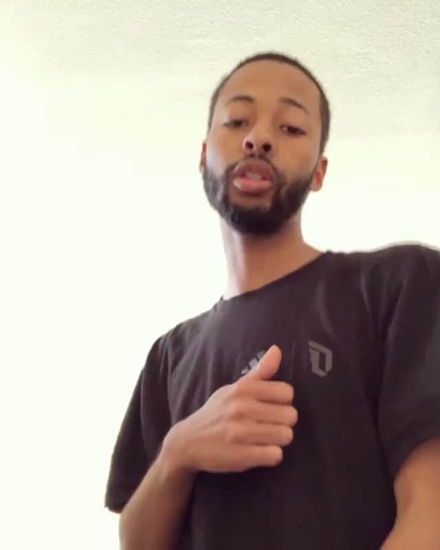 デイミアン・リラードのインスタグラム：「Still have my #4BarFriday community going strong. Lots of under the radar MCs like @jayptown showing off their 🎙 skills every Friday. The best submissions get highlighted on @4BarFriday and my page. Follow @4BarFriday and tag someone you think should drop 4 Bars each Friday.」