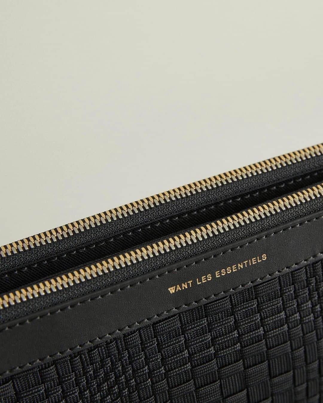 ウォントのインスタグラム：「The new Basketweave material is specially woven in Italy to create a unique pattern that highlights art & heritage craftsmanship. Discover our iconic silhouettes in this material (link in bio). — #wantlesessentiels #fashionfriday」