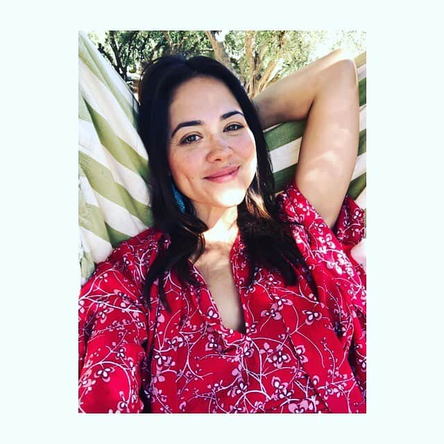 カミーユ・グアティのインスタグラム：「Taking a moment to reflect on all that’s happened in my life and realizing that life is what YOU make of it. We do have a choice...and I choose to focus on #gratitude and #love. Because life comes at you swinging sometimes and I’d rather swing back then get knocked down! #secondchances #nevergivingup #trust #faith #godisgood」