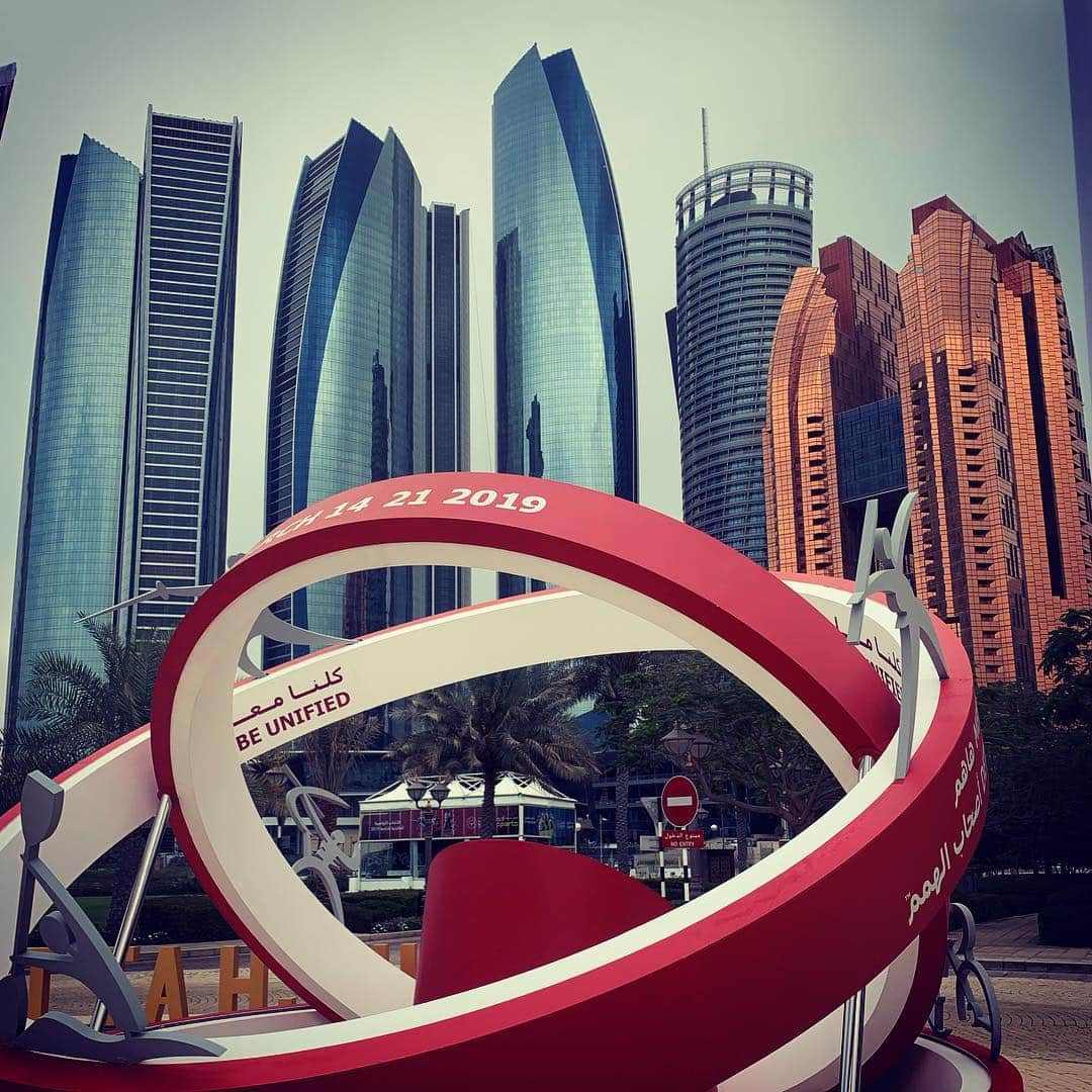 有森裕子さんのインスタグラム写真 - (有森裕子Instagram)「Emirates palace のentranceに造られた、今回のkeywordが入っている大会のmonument❣️ スケールが違う😵」3月23日 1時41分 - arimori.yuko33