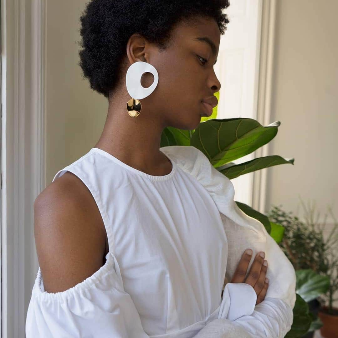 Monica Sordoさんのインスタグラム写真 - (Monica SordoInstagram)「Our NSxMS earrings as seen on @netaporter ✨✨✨ don’t miss yours! ・・・ ACCESSORIES ALERT: Add modern flair any ensemble in @nausheenshah x @monicasordobk's oversized ear candy. Made exclusively for us, we can't wait to wear these asymmetric, statement designs.  Tap the link in bio to shop your favorite looks from Instagram at #NETAPORTER.」3月23日 1時46分 - monicasordo