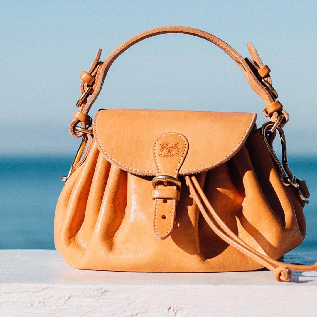 イルビゾンテのインスタグラム：「Chic and casual everyday? Our Curly handbag is what you are looking for! ☆ #ILBISONTE」