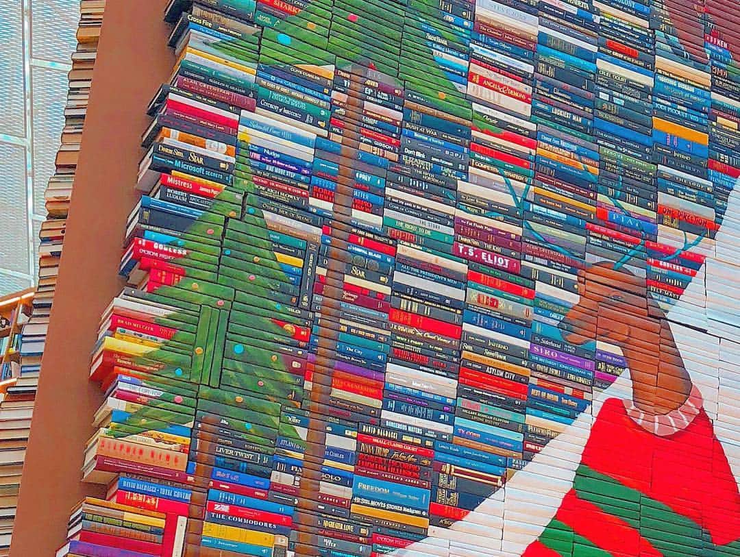 太田りこさんのインスタグラム写真 - (太田りこInstagram)「この本屋さんはほーんとにすごかった✨ 積み上げた本に絵描いてて、いろんな場所に遊び心散りばめられてた🦋📕 日本にももっとこんなの増やしてよーーーー。 . #coex #coexmall #books #bookstore #korea #bookstagram #art #beautiful #colorful #本屋 #韓国 #韓国旅行 #コエックス #アート #芸術 #本屋さん #trip #koreatrip #2019 #0304 #0305 #0306 #🦋 #📕 #☺️#코엑스 #한국여행 #한국」3月23日 1時56分 - porico0617