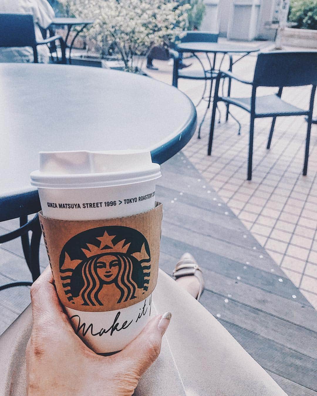 のインスタグラム：「ポカポカ陽気になると テラスカフェでまったりしたくなる(*´˘`*)｡:ஐ⋆*, . .  テラスでカフェラテ飲みながら ぼーっとするの好き💓  心も身体も元気になる✨  そして #starbucks が好き💓  #cafetime #teatime #terace #cafeterace #cafeteracetokyo #cafe #ポカポカ陽気 #まったり」