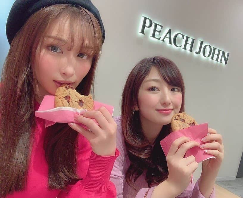 尻無浜冴美さんのインスタグラム写真 - (尻無浜冴美Instagram)「PEACH JOHN展示会﻿﻿ 横町ももちゃん(@momochadayo )と行ってきた💕﻿﻿ 美しい下着に囲まれて﻿﻿ 空間いるだけで女度上がった気分になれた☺️💓﻿﻿ どれもたまらん可愛さでした！！！﻿ ﻿﻿ 下着だけじゃなく、ルームウェアや水着もあって最高👙✨﻿﻿ さり気なくもぐもぐももちゃんおる！笑﻿﻿﻿ ﻿﻿ ﻿﻿ #ピーチジョン #peachjohn ﻿ #下着 #ランジェリー #underwear ﻿ #女子力アップ #女子力 #女子力向上委員会 #女子力あげたい #女度 #女度上がる ﻿ #展示会 #展示会巡り #展示会レポ #exhibition ﻿ #2019ss #2019ss受注会 ﻿ #ルームウェア #水着 #部屋着 ﻿ #ぴーちじょん #新作 ﻿ #趣味垢さんと繋がりたい ﻿」3月23日 1時57分 - saemi_shinahama