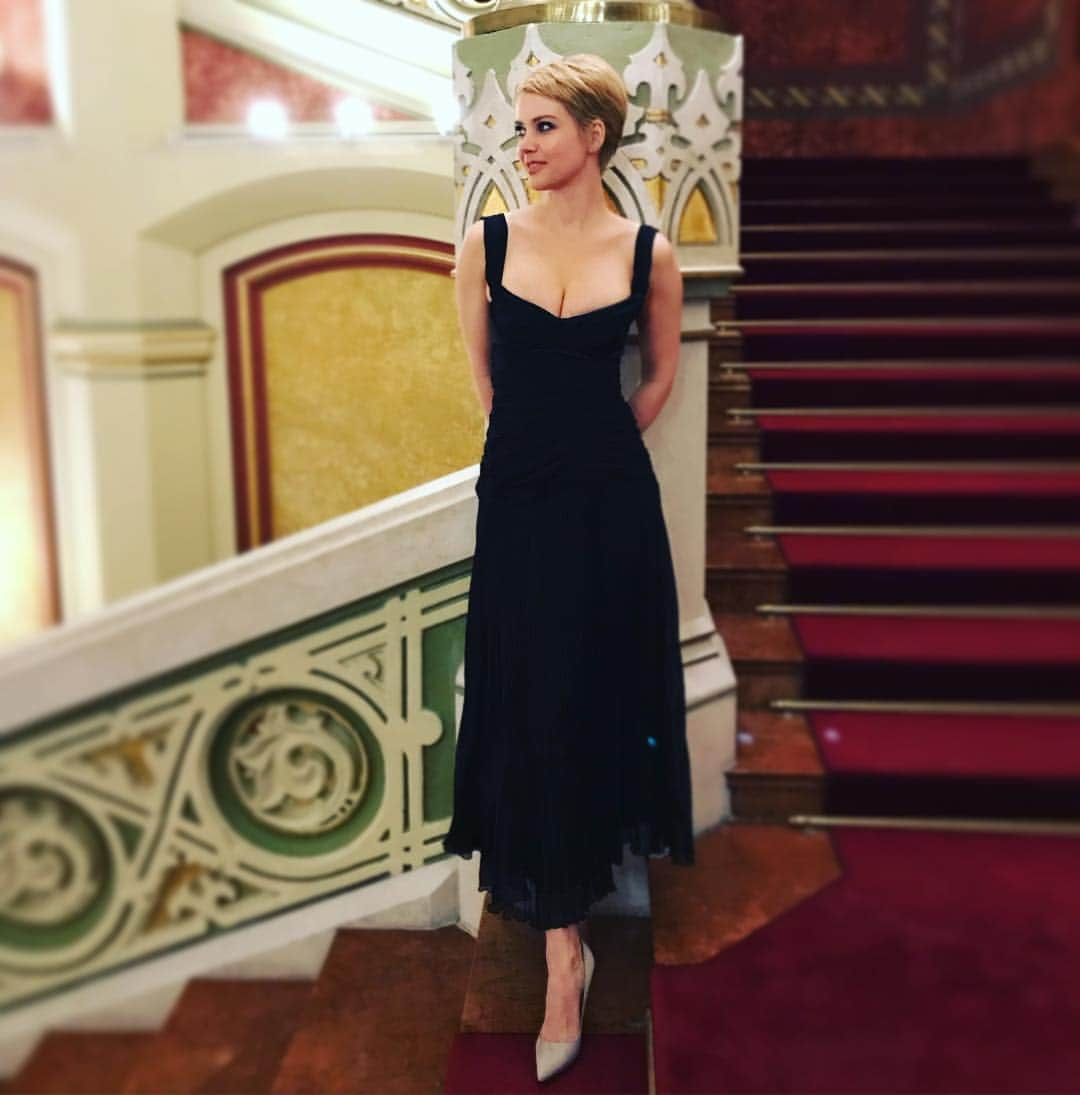 アンドレア・オズヴァルトさんのインスタグラム写真 - (アンドレア・オズヴァルトInstagram)「#waitingforgodot 😄🙋‍♀️ #galadinner #musichall #vigado #black #blackdress #byblos makeup: @titkosberni photo: @derzsenyi_detti 🥰」3月23日 1時50分 - andreaosvart