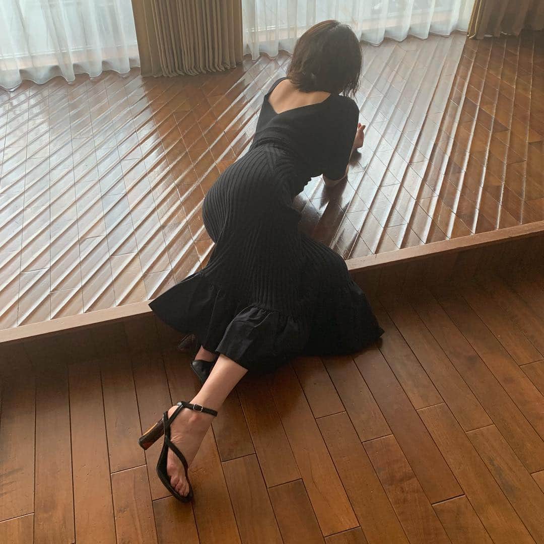 風間ゆみえのインスタグラム：「Styling/のニットドレスは、女性ホルモンを高めてくれるようなレディセラピーなドレスよね☺️。ソフトコンシャスなラインが身体に心地よい緊張感を纏わせるの。最終的には躍るっていう💃🏻”…笑  @stylings_official  @stylings_snap @1030kei #yumie_k_style」