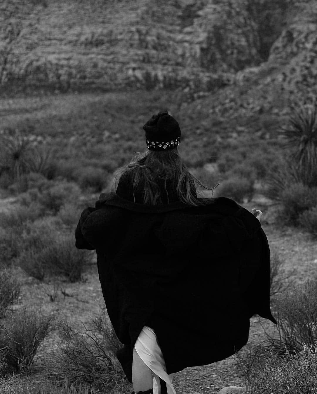 リアンナ・デッカーさんのインスタグラム写真 - (リアンナ・デッカーInstagram)「Desert adventures 🖤 #photographer @bartlomiejkurela」3月23日 1時54分 - leannadecker_