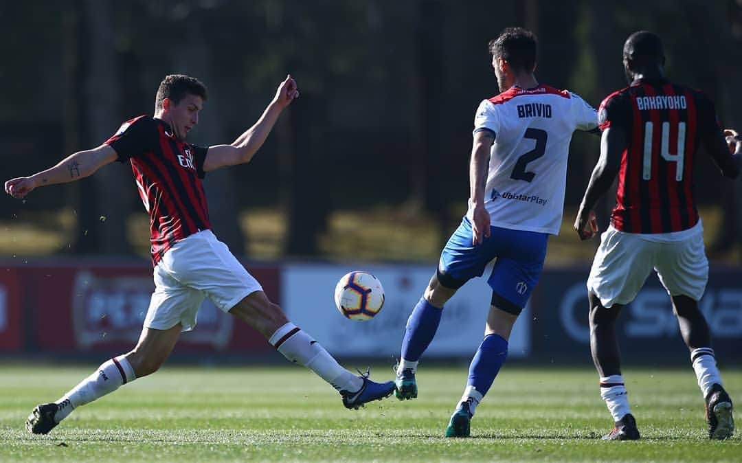 ACミランさんのインスタグラム写真 - (ACミランInstagram)「The practice match against Chiasso ends 2-0, goals courtesy of Mauri and Suso in the first half 📸 A Milanello finisce 2-0 la partitella di allenamento contro il Chiasso: a segno Mauri e Suso nel primo tempo ⚽⚽」3月23日 1時54分 - acmilan