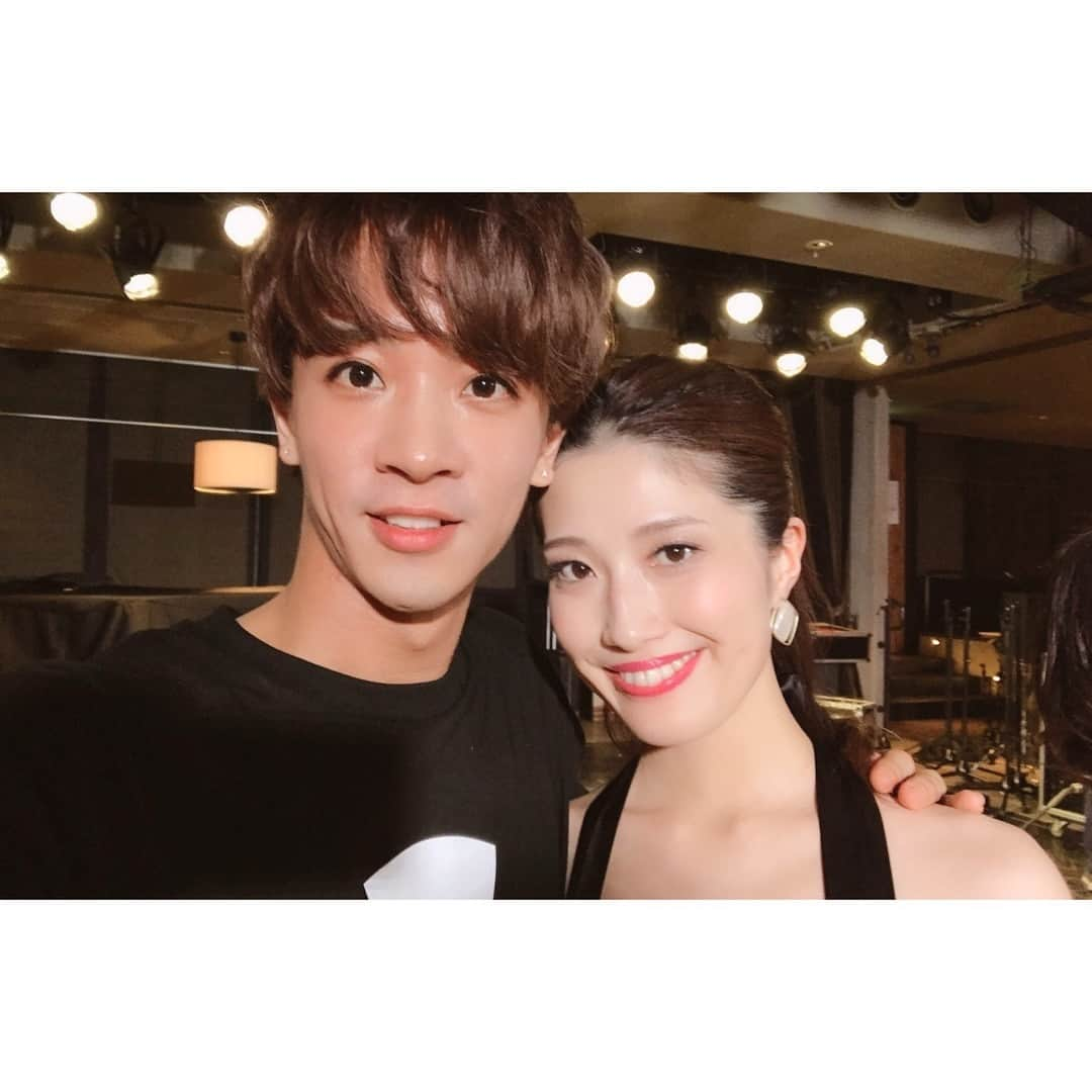 彩花まりさんのインスタグラム写真 - (彩花まりInstagram)「. #思い出しLRM . これで振り返りおわり！みたいな空気を出してましたが、スパイスさんのレポを読んでまだまだ語りたくなりました☺️ ということで今日は #リビングルームミュージカル 男性キャストの皆様とのお話を。 . ★ #大塚たかし さん  はじめましての時からほんっっとうにお優しくて、歌にダンスにお芝居になんでも完璧にこなしてしまうお兄様です。大人のおふざけも全力投球。 #仮面舞踏会 のたかしさんに我々は稽古場から釘付けでした。稽古場の振り付け動画は私の宝物です。元気がない時いつも見返してます♡千秋楽の #戦国鍋 も完コピで最高。本当に尊敬してやまないです。 . ★ #岡本悠紀 くん 過去LRMではなかなか共演出来ず、出来ても絡みがほぼなかった悠紀くん。ボーカルキャプテンとしていつも全力で熱く引っ張ってくれました。今回、わたし１人でとるハモリパートやらが多くて、よくお稽古に付き合って貰いました。そんな悠紀くんといつかめちゃくちゃ大人なナンバーを歌うのが夢です。 . ★ #荒田至法 くん  LRM初出演時にもデュエットさせて貰った至法くん。 #SomethingMore では結ばれなかったけど #愛していれば分かり合える では幸せになれて嬉しかったです。今回はステージングも自分たちでやりやすい動きを考えて作っていったので、話し合ったり練習する工程が本当に楽しくて、勉強になりました。良いものをどんどん吸収して成長していく至法くん。私も負けないように頑張らねば…！！ . ★ #山田元 さん 王子と呼ばれることに疑問を抱きつつあると言いつつものすごく王子様な元さん。元さんチョイスのお花素敵でしたよね✨昼夜間の休憩中にあれはー？と聞けばどれでもすぐにお花の名前を教えてくださる素敵なお兄様です。そんな元さん、お歌ももちろんステキです。 #リトルマーメイド のあの声。早替わりしながら必死に聞いてました笑 . ★ #須藤大迪 くん ひろみちくん。ほんとに普段のあのふんわりした感じからは想像出来ないかっっっこいいダンス。素晴らしいなとずっと思ってました。普段はとっても体育会系で先輩を立て、ちゃんとしてるのに、一歩ステージにあがると一気にスイッチが入るんです。集中力がすごい。りこちゃんとのラストダンスを見守ることが出来て光栄でした。でもいつでも戻ってきて欲しいです♡ . ★ #村井良大 さん 新しいバイトの人？と言われた時のきょとんとしたお顔。エンジェル役の時の愛らしさ。そして普段のかっこいいところ。どこをとっても素敵な方です。そして今更ここで告白しますが、私戦国鍋の動画を何年も前に公演の資料で動画を集めていた時期に実は何回も観てました。その方とまさかご一緒に出来る日が来ようとは。。当時の私に教えてあげたかった。またいつかご一緒出来ますように☺️ . . DMで男性陣との思い出は？とよくいただいていたのに遅くなってしまってごめんなさい🙏 思い出がね、ありすぎて、なかなかまとまらないのです。笑笑 日々書きたいこと伝えたいことがたーーくさんあるのに追いつかない。 . それにしてもLRM１周年の公演に参加出来たこと、本当に嬉しかったです。 幸せすぎて稽古中から千秋楽が来ないで欲しいと何度も思って１人で寂しくなってました。笑笑 演出のろんろん、共演者の皆さま、バンドメンバーの皆さま、スタッフの皆様、そして見守って下さるお客様。。みなさまに感謝です♡ . ストーリーから #SPICE さんの #公演レポート そしてムジカモモジカさんが公開して下さった #思い出写真館  にリンクが飛べるようにしてあります。 みなさま是非お写真とともに振り返ってみてくださいね♡ . 思いのままに語ったら随分長くなりました。。みなさまどうぞ良い夢を☺️ . . #メンズとの写真がなさすぎる問題発覚 #集合写真懐かしすぎる #みんなに会いたい #荒木里佳 さん #十輝いりす さん #星乃あんり #伶美うらら #髙橋莉瑚 ちゃん #彩花まり」3月23日 2時05分 - _mari_ayaka