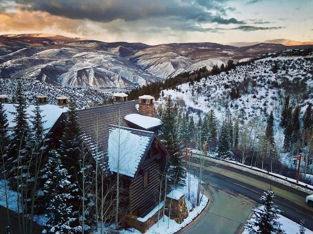 リッツ・カールトンさんのインスタグラム写真 - (リッツ・カールトンInstagram)「Stunning mountain views end a day of discovery and adventure at The Ritz-Carlton, #BachelorGulch. #Avon #Colorado #BeaverCreek #roomwithaview #adventure #discover #mountains #sunset #goldenhour #pinetrees #snow #nature #travel #travelgram #Instatravel #traveldiaries via – @silverkiwi16」3月23日 2時00分 - ritzcarlton