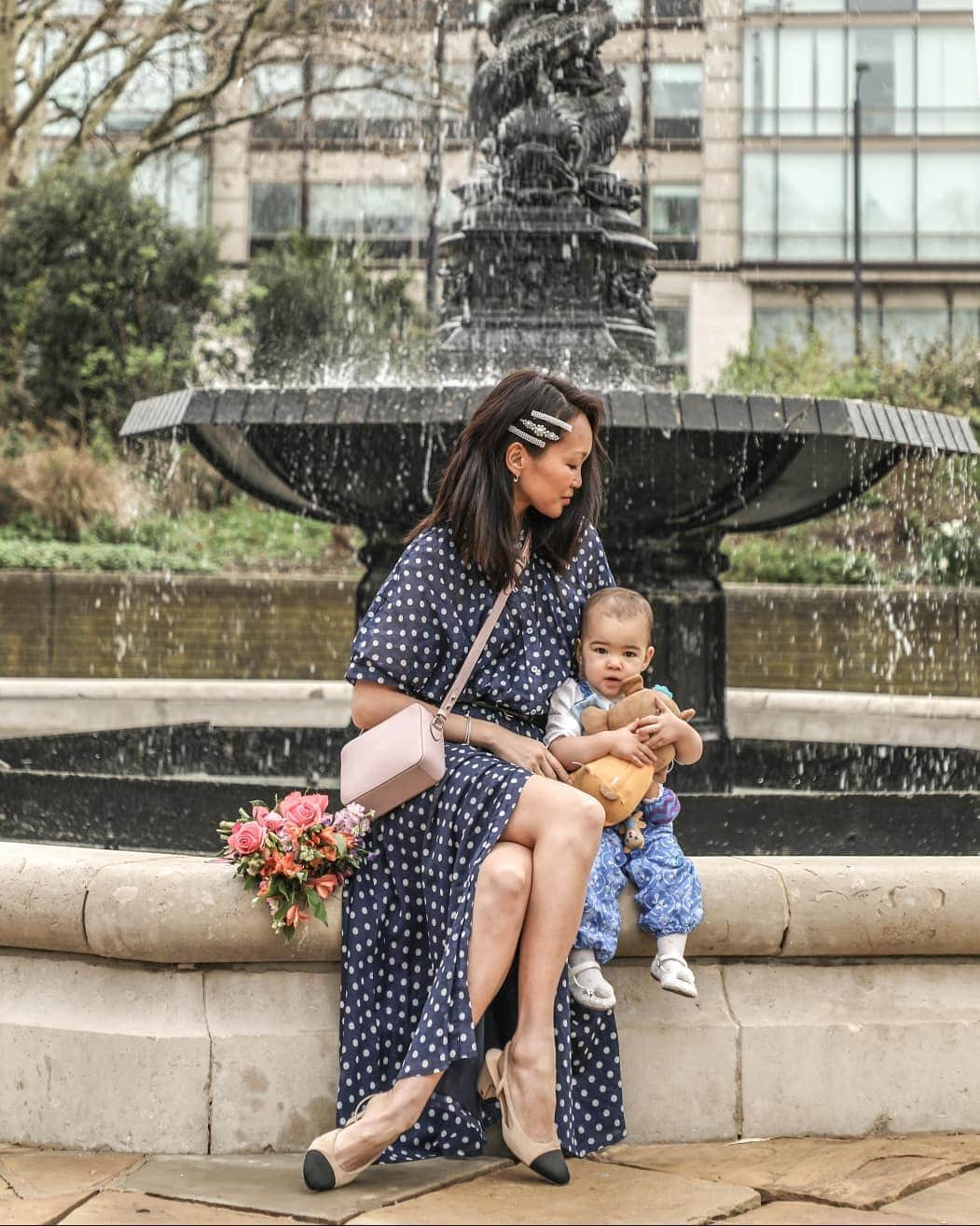 Mariko Kuoさんのインスタグラム写真 - (Mariko KuoInstagram)「#AD I feel like the luckiest Mama as I've just received this pink camera bag and bouquet from @AspinalofLondon to celebrate Mother's Day in style.  With the special day just around the corner, have you decided on how you'll be spending that day with your Mother?  If you are looking for a great gift, stop by Aspinal of London's store anytime between the 21st to the 31st of March as they are partnering with @BloomandWild to offer a beautiful bouquet worth £26 as a gift with any purchases over £150 (whilst stock lasts). Why not treat our incredible Mothers with a little something special to say how much we love them! #AspinalofLondon #BloomandWild」3月23日 2時06分 - marikokuo