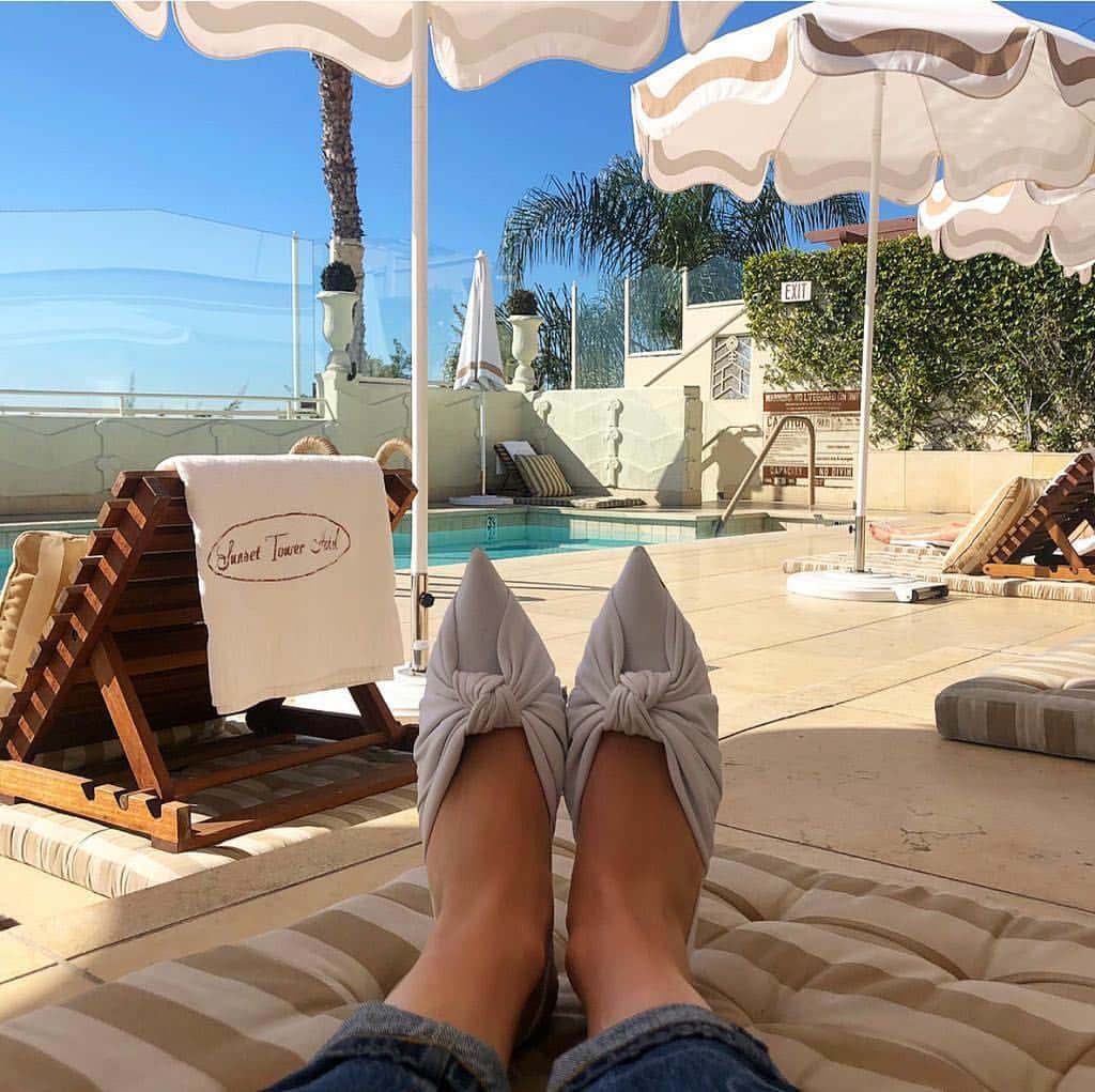 Jimmy Chooさんのインスタグラム写真 - (Jimmy ChooInstagram)「The ideal setting for #FeetUpFriday: poolside in LA with our ANNABELL knot pumps. 📷 @gabrielehackworthy」3月23日 2時01分 - jimmychoo