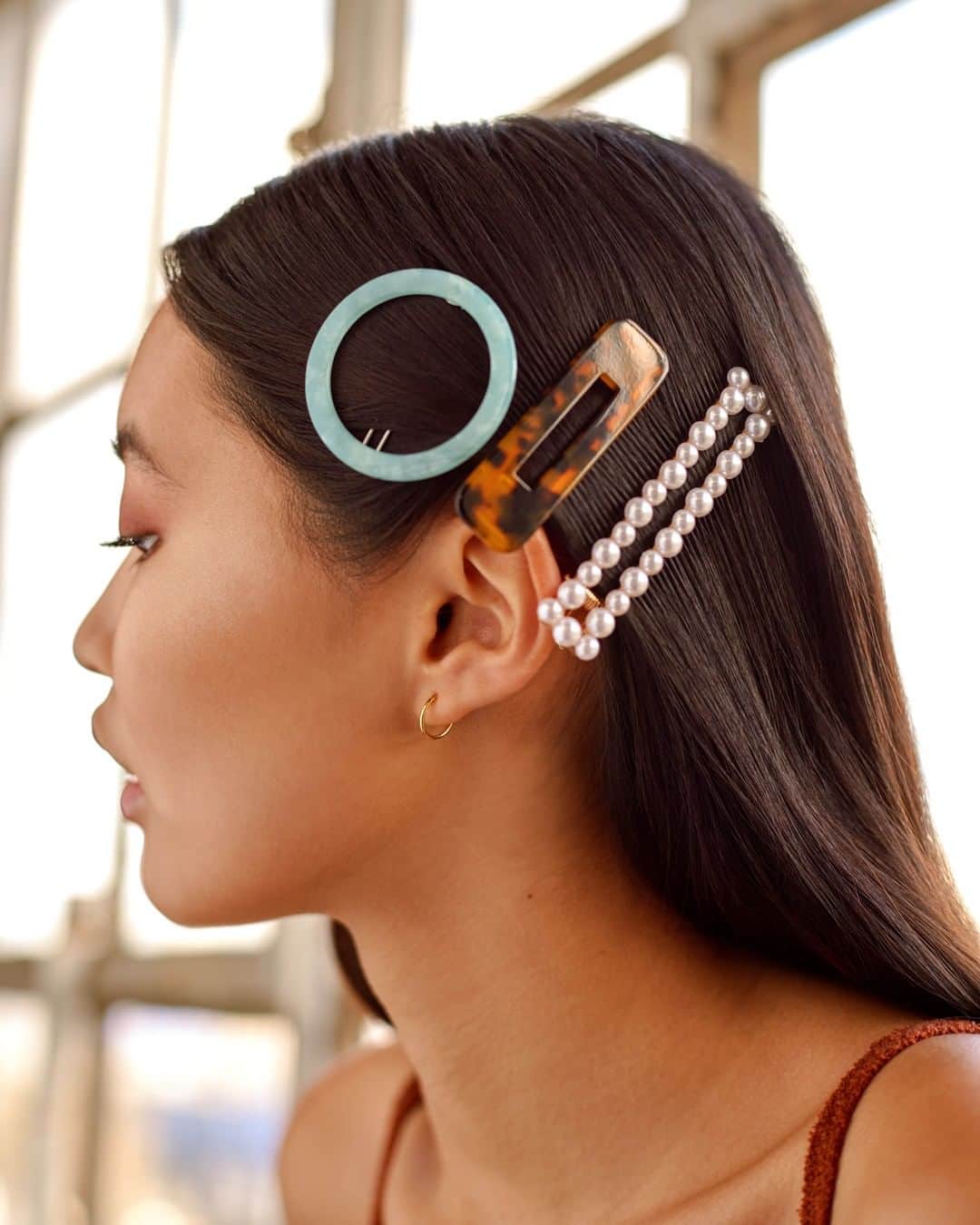 ASOSさんのインスタグラム写真 - (ASOSInstagram)「Sliding into the DMs (read: Saved Items) 💫 ✨ ⚡️ 🔎 Search 'hair clip' on ASOS 🗣 Image description: model wearing mismatched hair clips」3月23日 2時03分 - asos