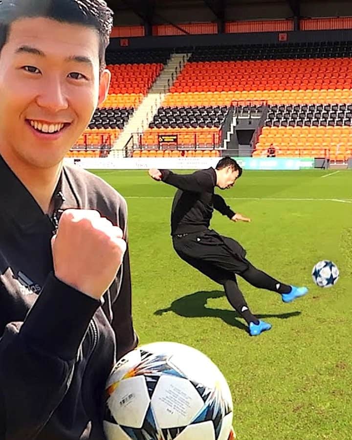 F2Freestylersのインスタグラム：「UNBELIEVABLE KNUCKLEBALL FREE KICK FROM @hm_son7 IN OUR LATEST VIDEO! 🇰🇷👀☄️ FULL VIDEO LINK IN BIO! 🎥 #DareToCreate」