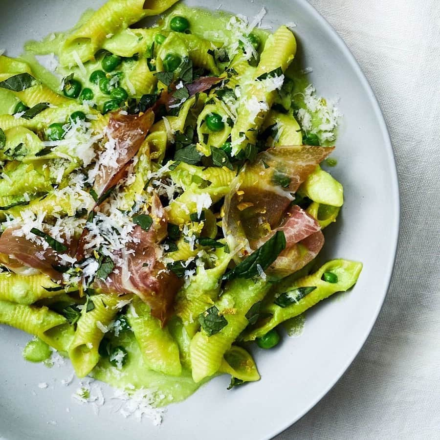 Food & Wineさんのインスタグラム写真 - (Food & WineInstagram)「Who's ready to #CookTheCover this weekend? If you need us, we'll be whipping up this easy spring pasta with speck, sweet English peas and silky, garlicky, scallion cream. Recipe link is in our bio, or pick up a copy of our April issue, on newsstands today! 📷: @protazio」3月23日 2時04分 - foodandwine