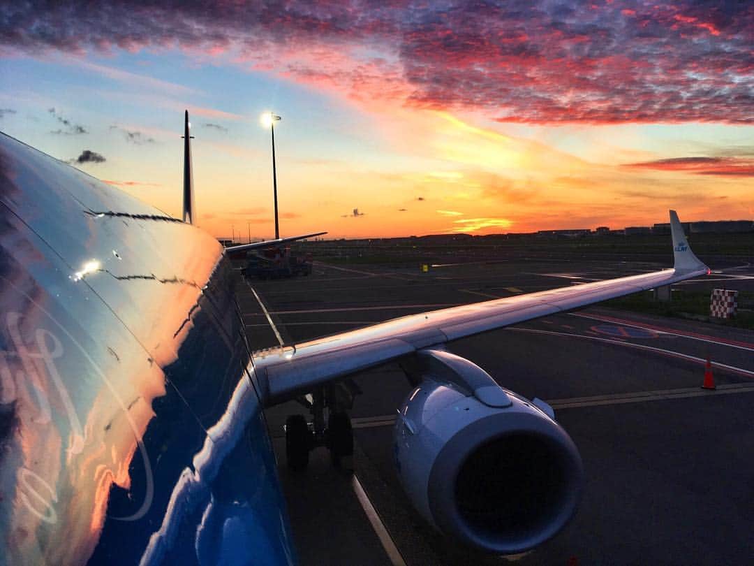 KLMオランダ航空さんのインスタグラム写真 - (KLMオランダ航空Instagram)「What a view 😍 What are your weekend plans? #KLM #RoyalDutchAirlines #flyKLM 📸 by @bwtz ⠀ •⠀ •⠀ •⠀ #aviation #view #friday #friyay #weekend #fun #fridays #weekendvibes #colour #sky #goldenhour #aviationlovers」3月23日 2時07分 - klm
